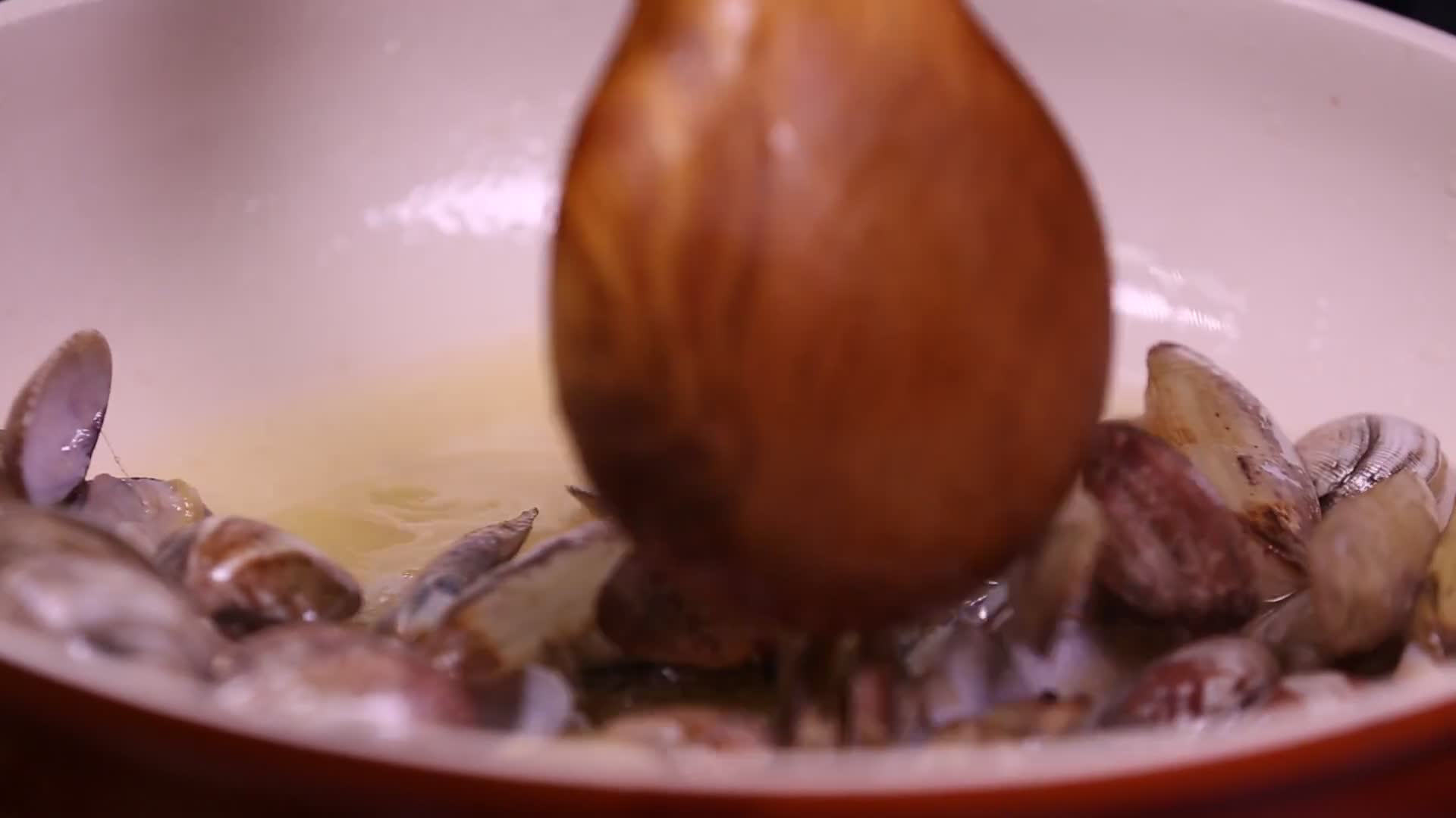 平底锅爆炒小海鲜炒花蛤炒蛏子视频的预览图