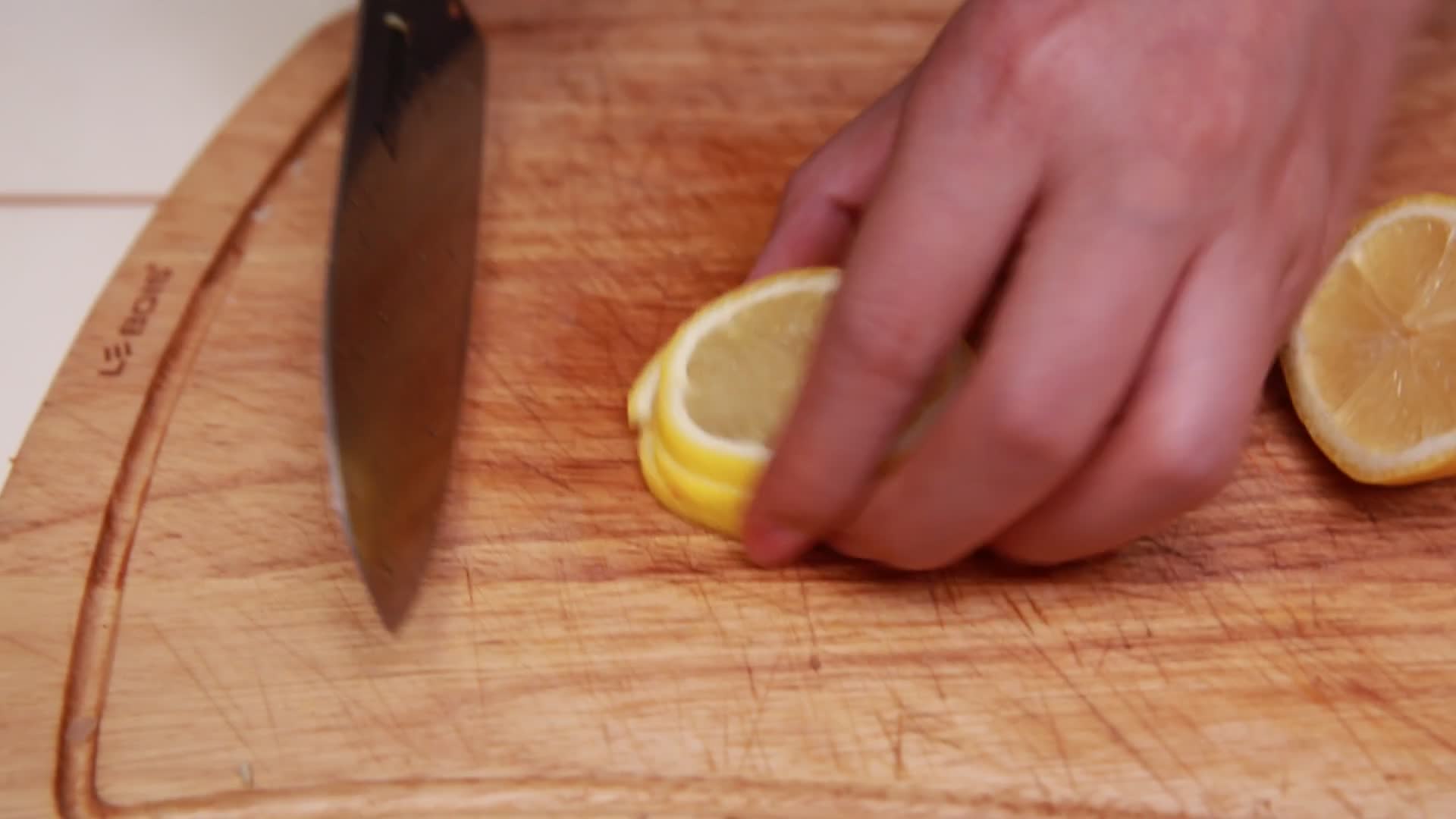 切柠檬片挤柠檬汁视频的预览图
