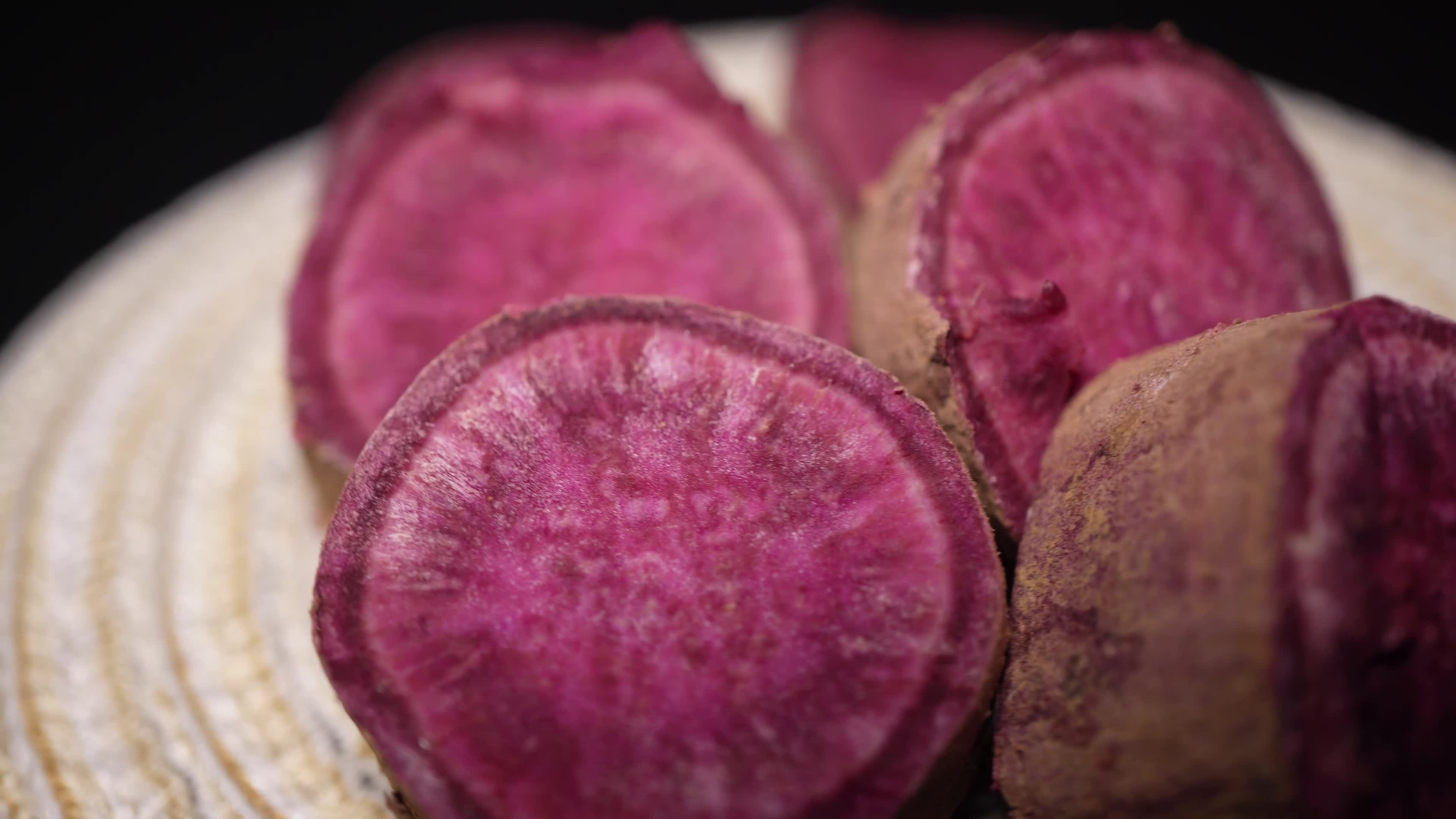 切开的紫薯粗粮花青素视频的预览图