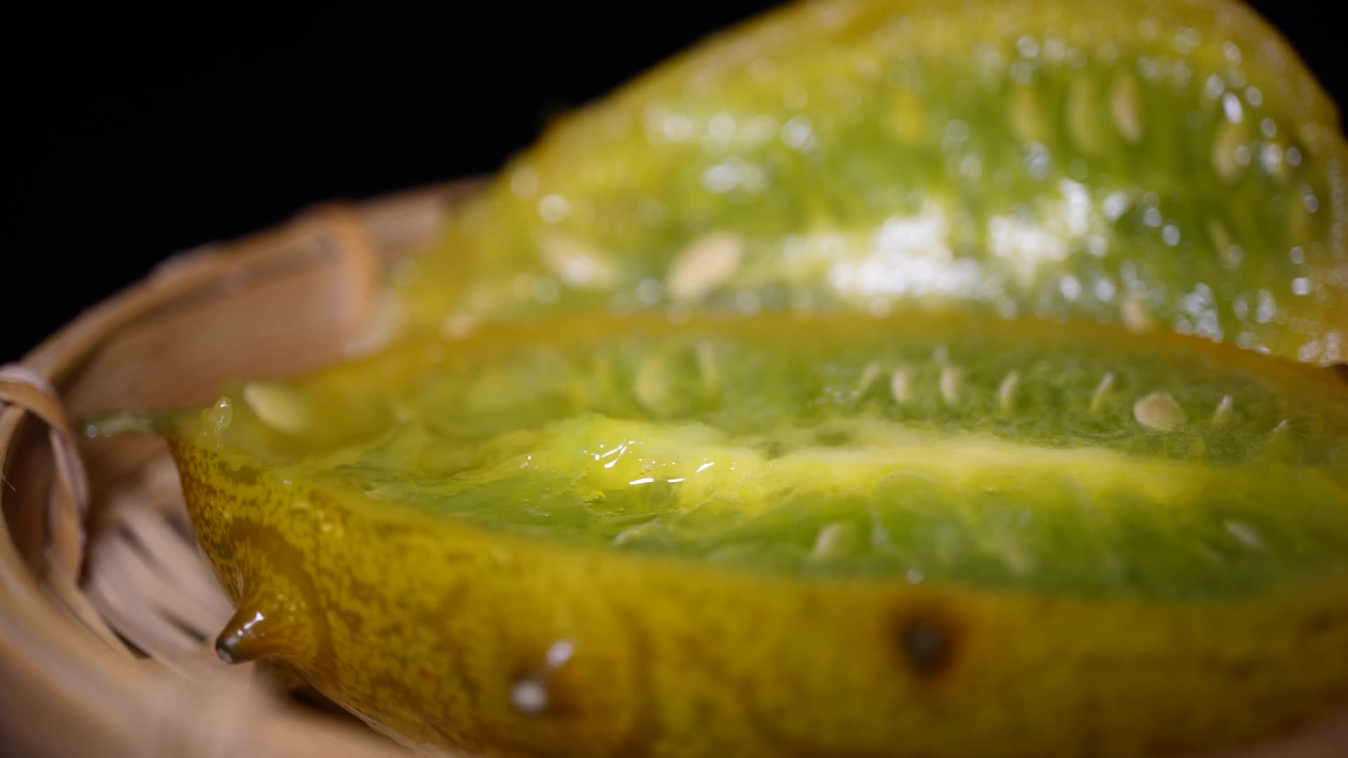 切开的罕见水果刺角瓜火星果火参果视频的预览图