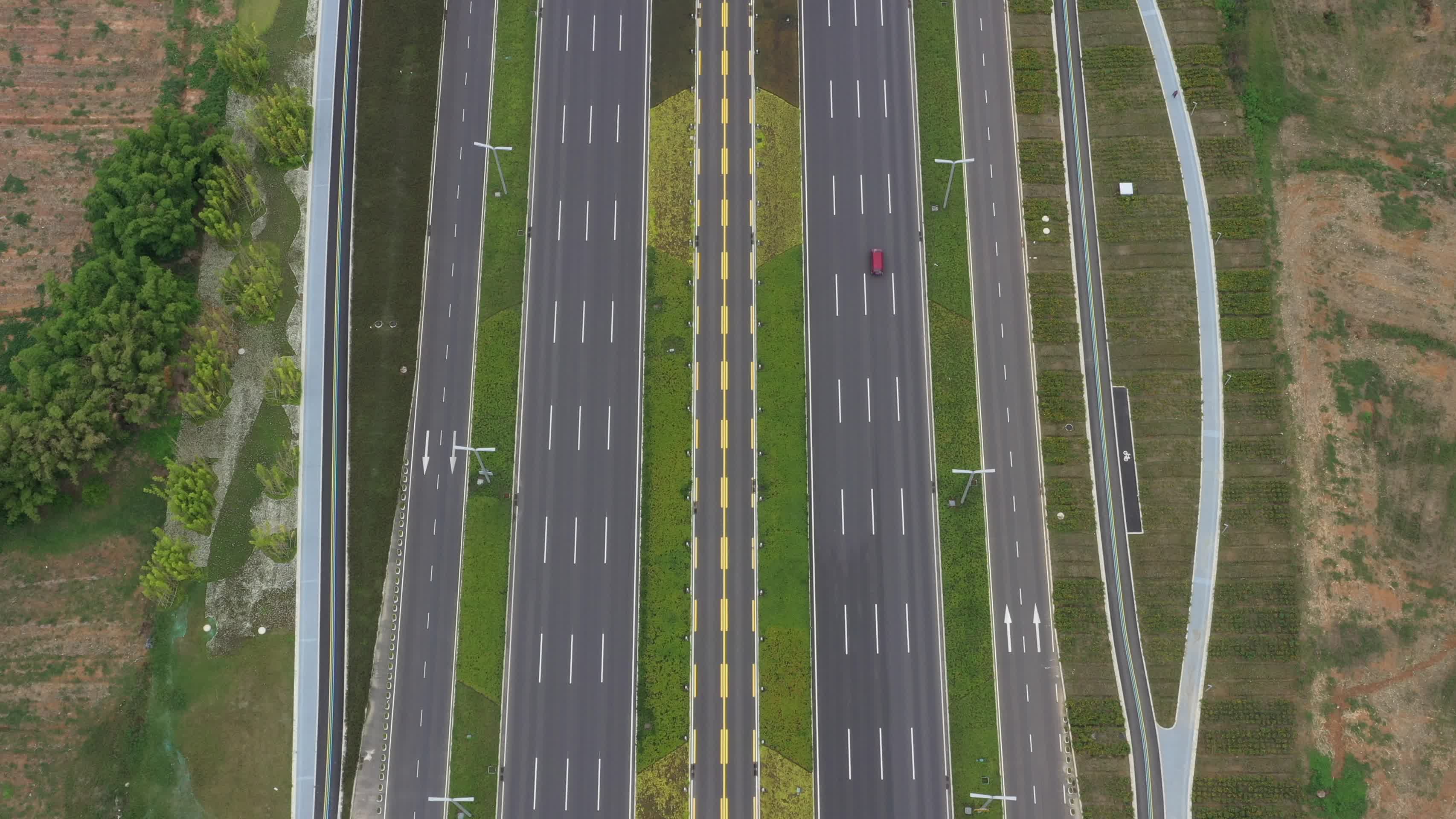 4K航拍城市道路视频的预览图