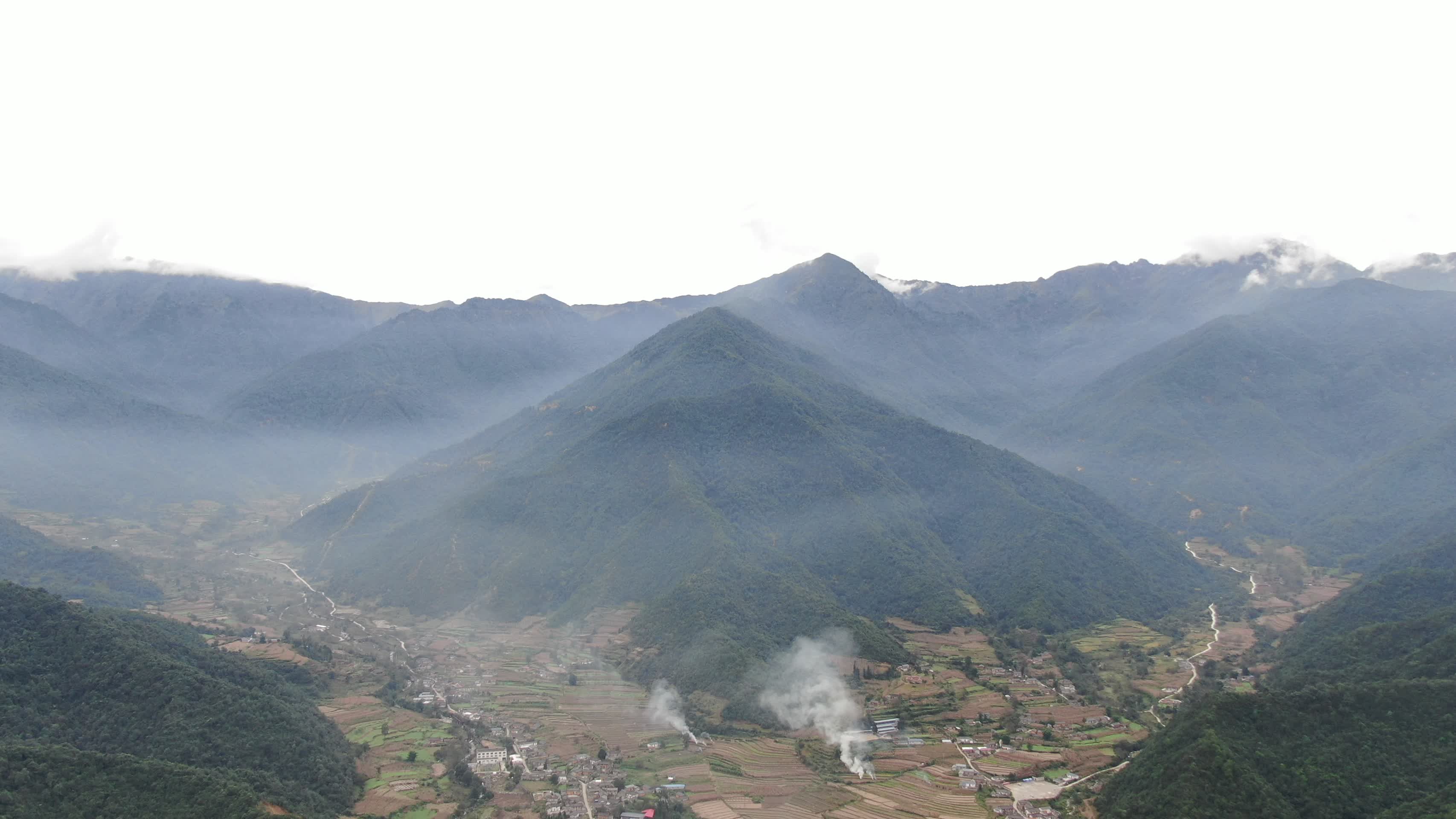 4K航拍四川大凉山云雾环绕炊烟高山视频的预览图