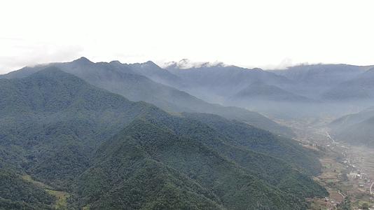 4K航拍四川大凉山云雾高山森林视频的预览图