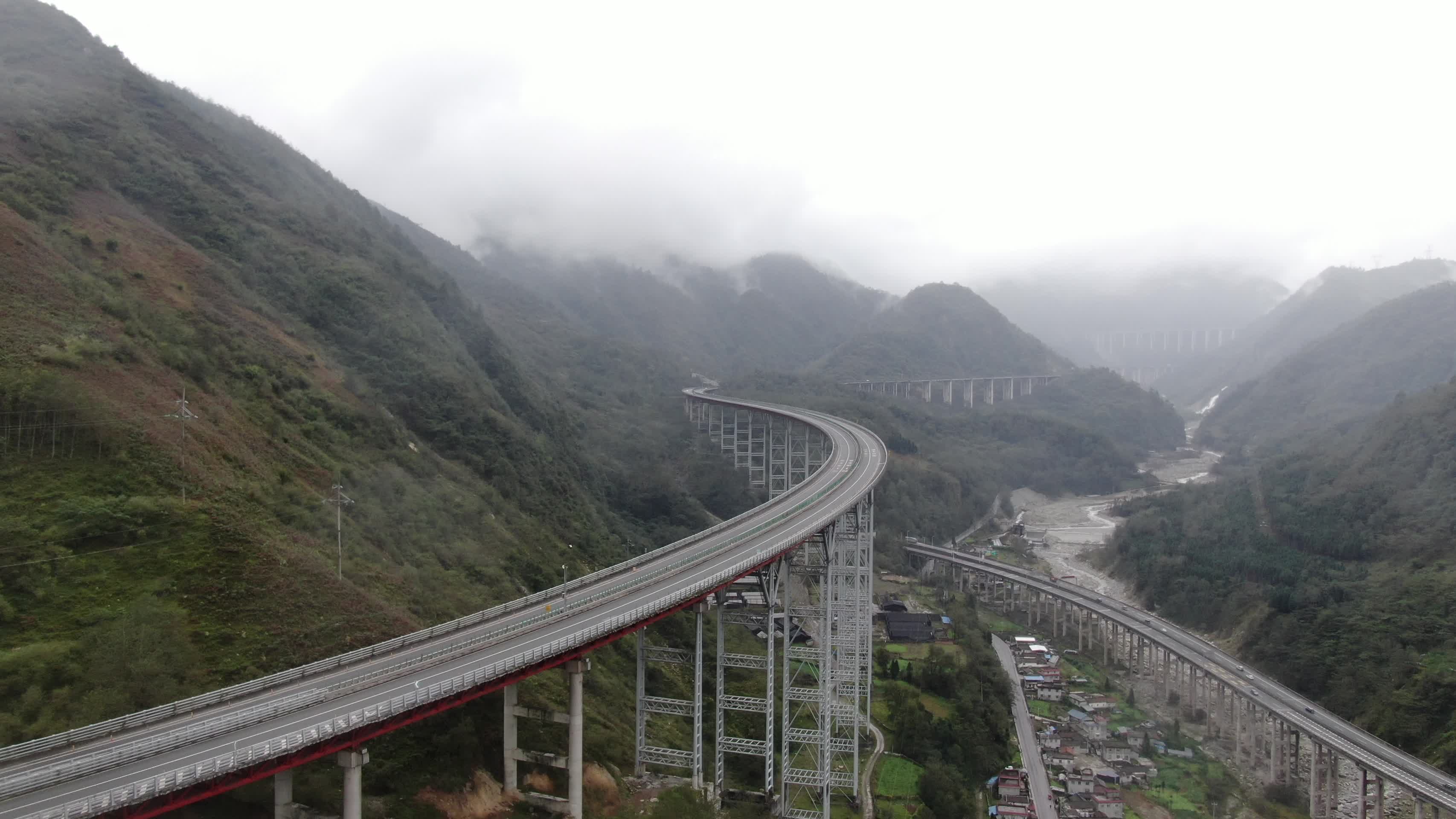 4K航拍四川云雾下的雅西高速视频的预览图