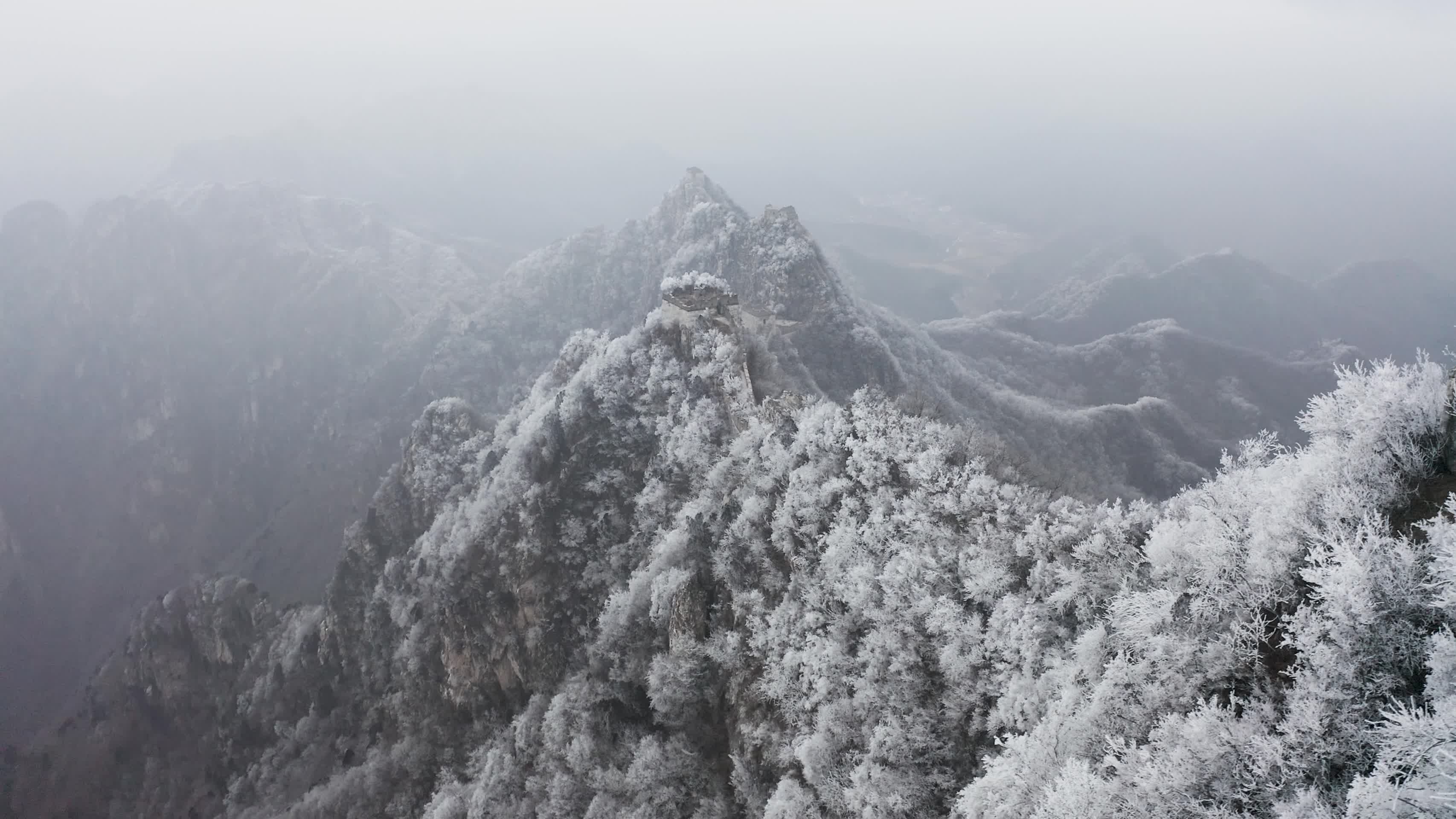 长城冬季雪景云海北京箭扣长城视频的预览图