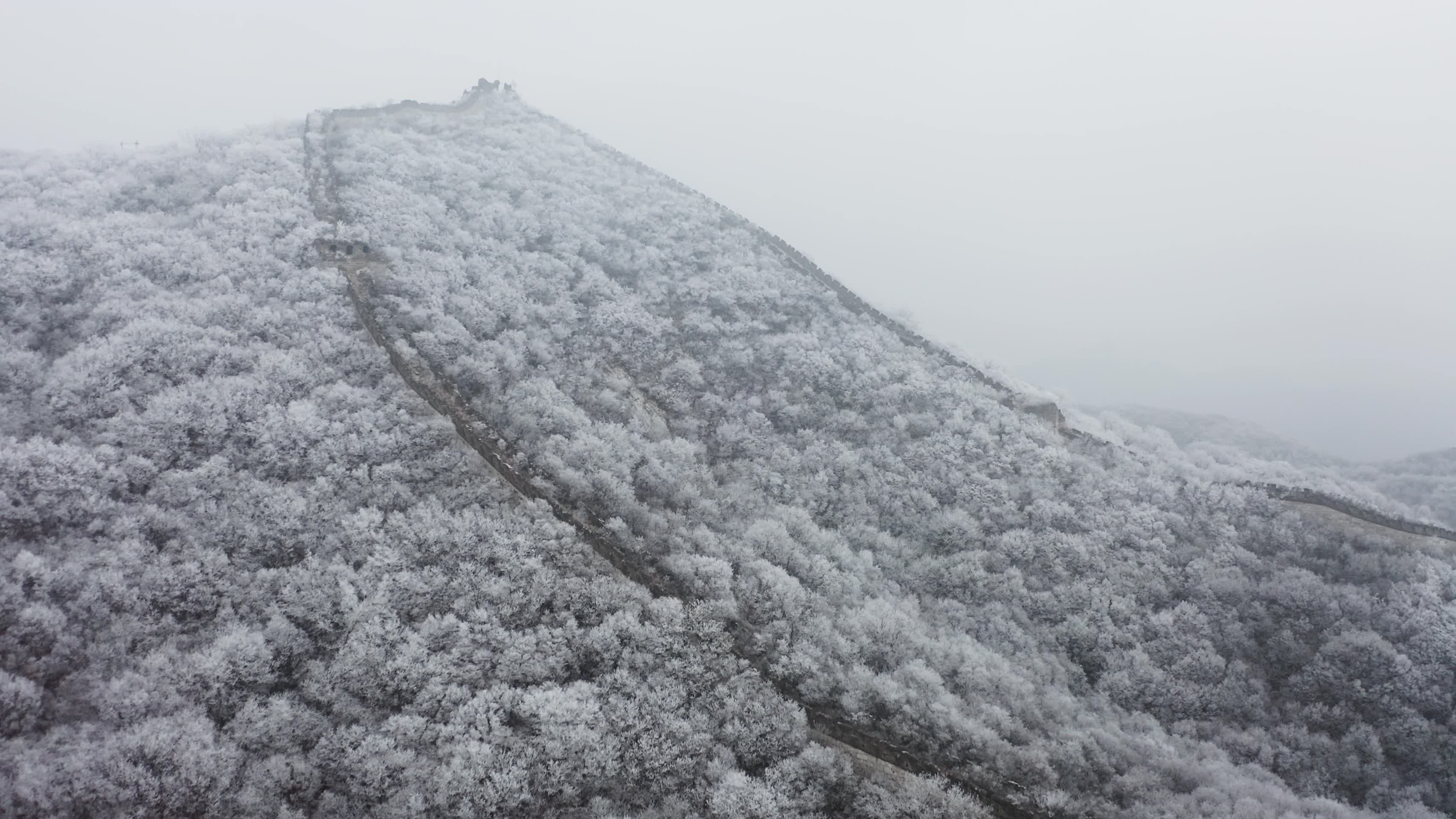 箭扣古长城雪景冬季风景视频的预览图
