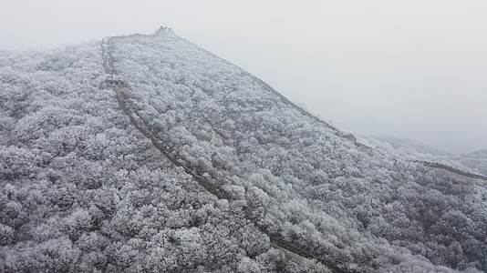 箭扣古长城雪景冬季风景视频的预览图
