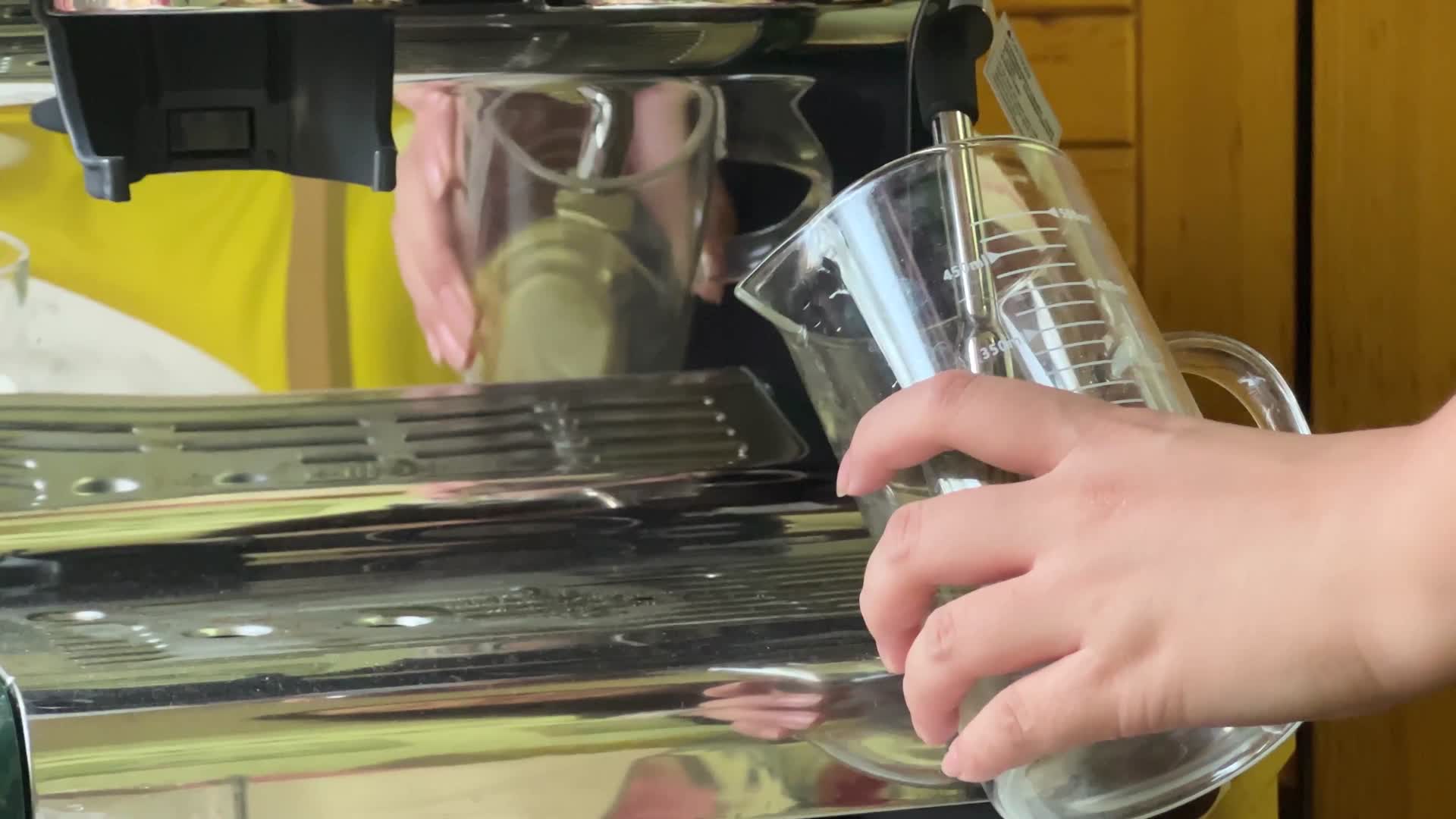 使用咖啡机清洗咖啡机视频的预览图