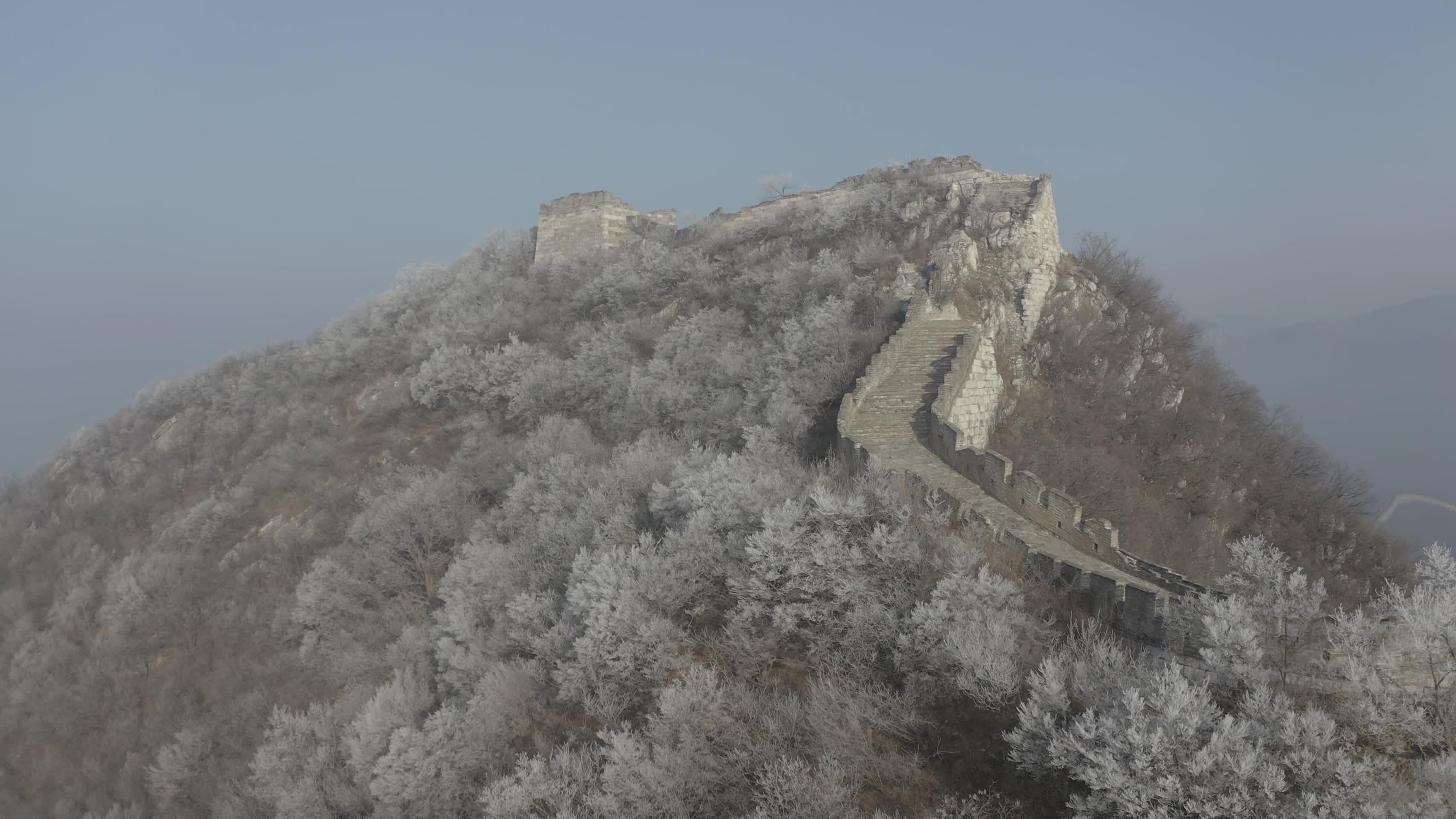 北京雪景长城雪后的长城航拍视频的预览图