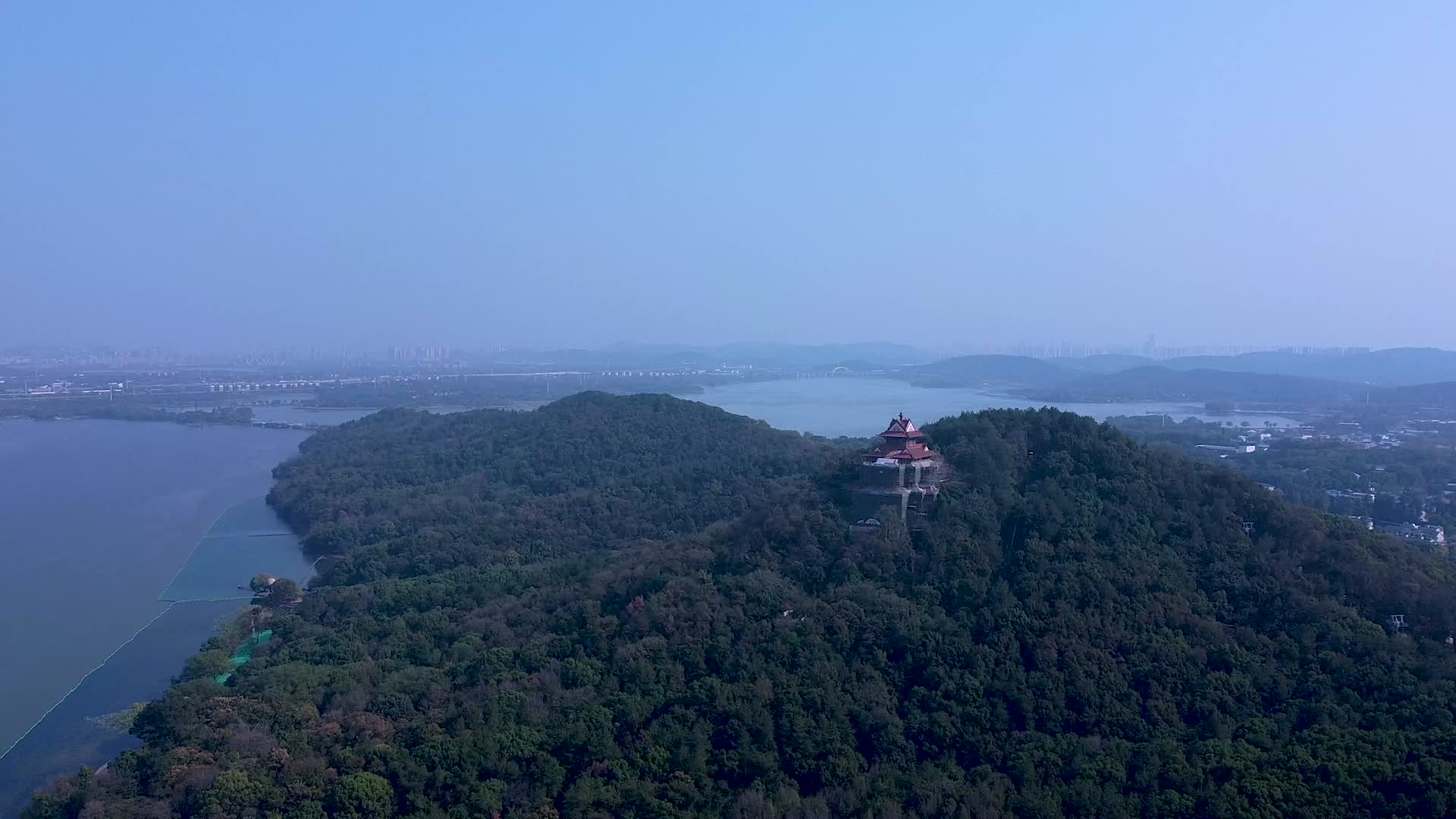 武汉东湖楚城景区4K航拍视频视频的预览图