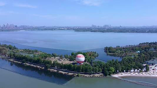 武汉东湖观光氦气球4K航拍视频视频的预览图