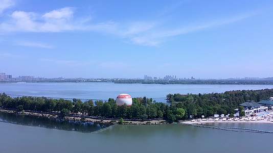 武汉东湖观光氦气球4K航拍视频视频的预览图