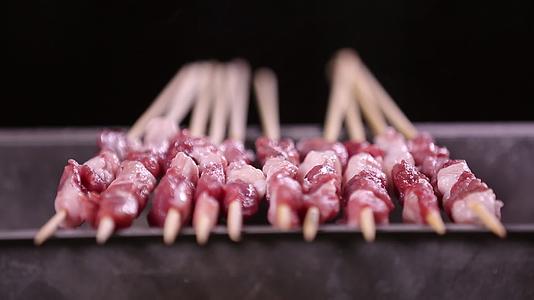 炭火烤炉明炉烧烤冒烟烤肉羊肉串视频的预览图
