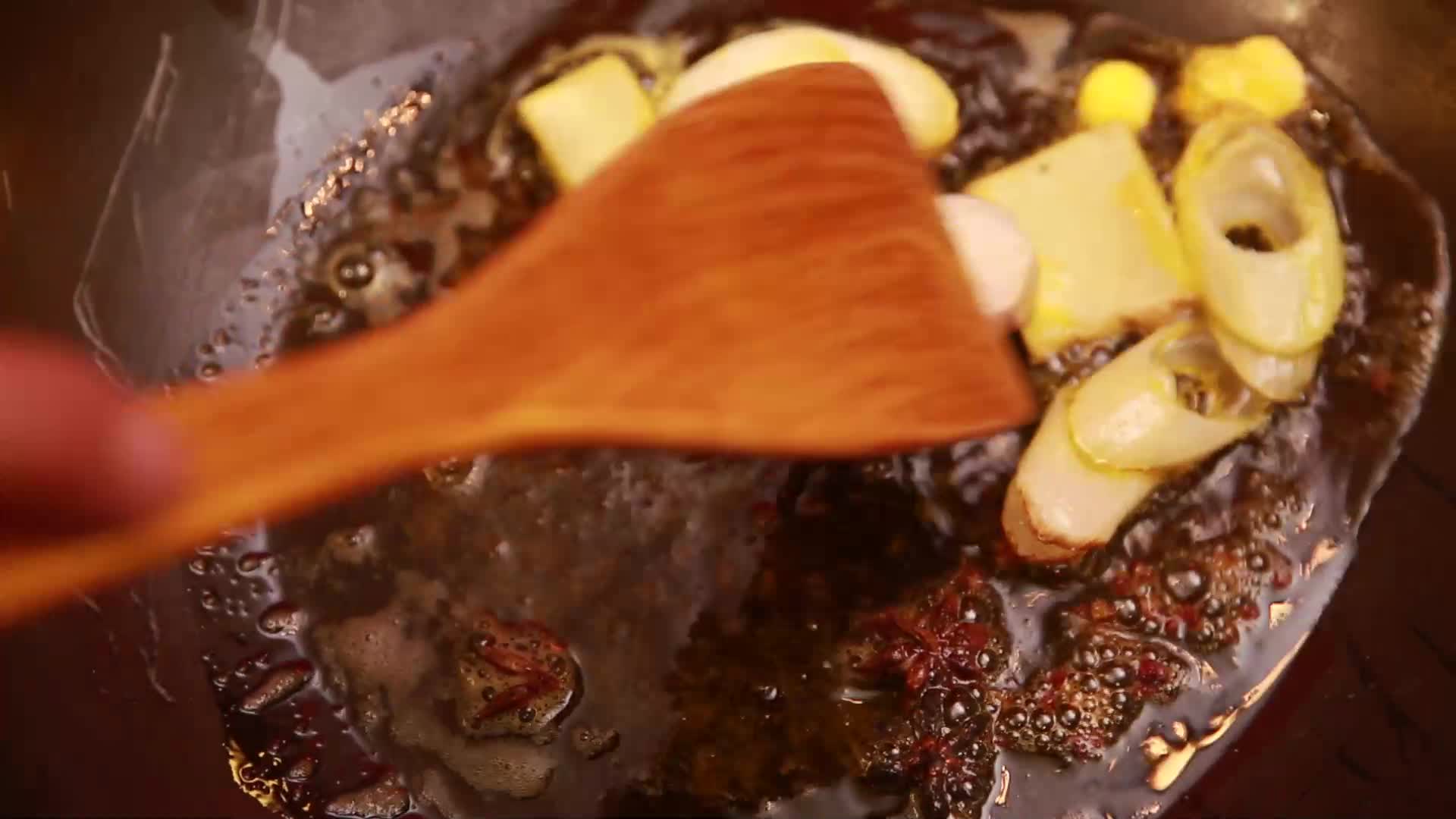 铁锅加葱姜香料炝锅视频的预览图