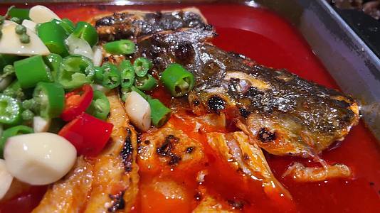 铁板烤鱼炖鱼美食视频的预览图