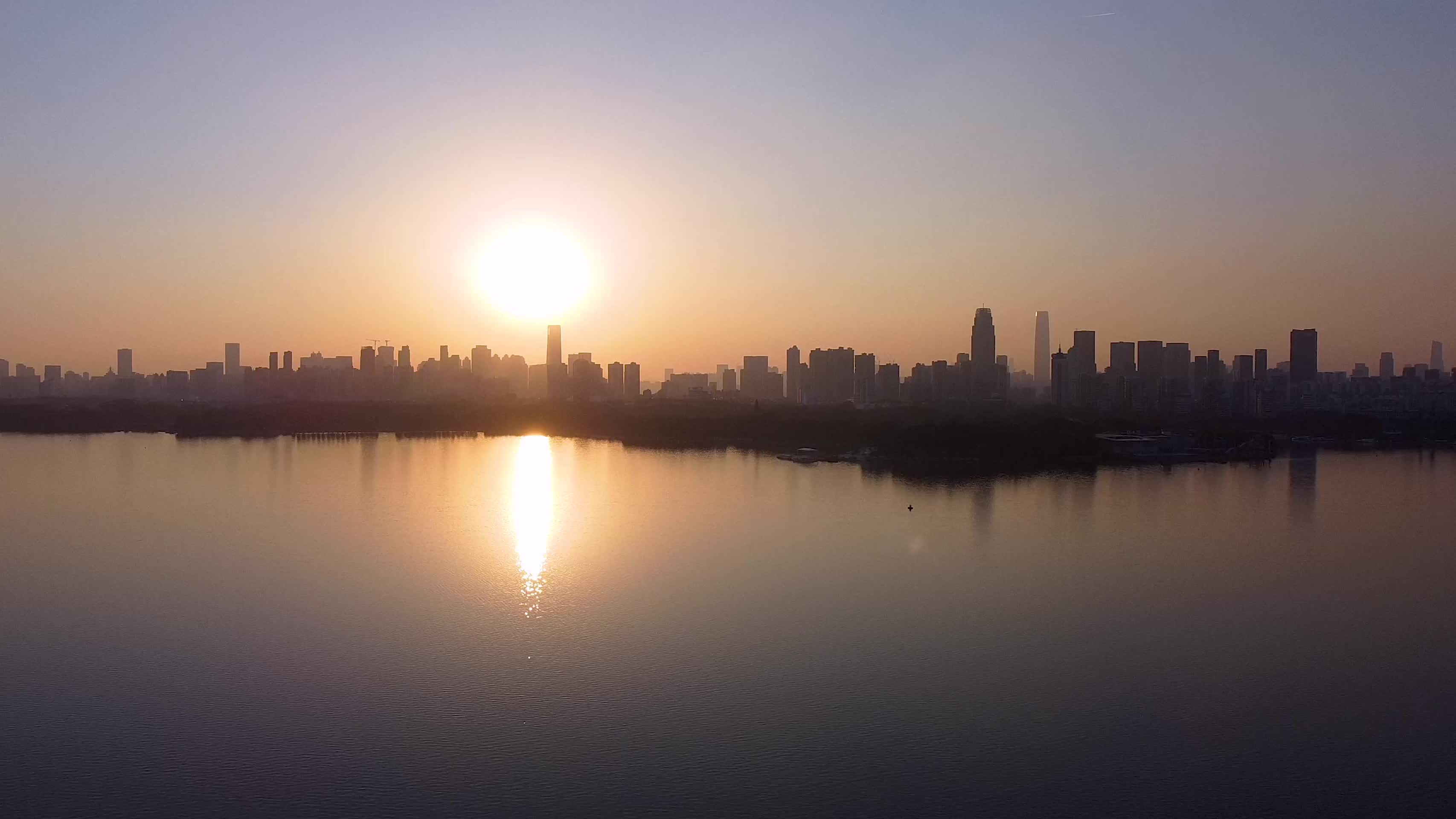 武汉东湖风景区日落晚霞4K航拍视频视频的预览图