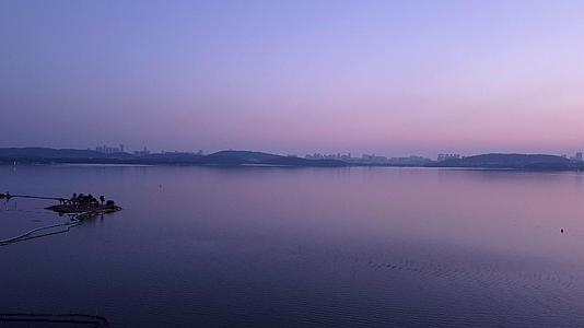 武汉东湖风景区日落晚霞4K航拍视频视频的预览图