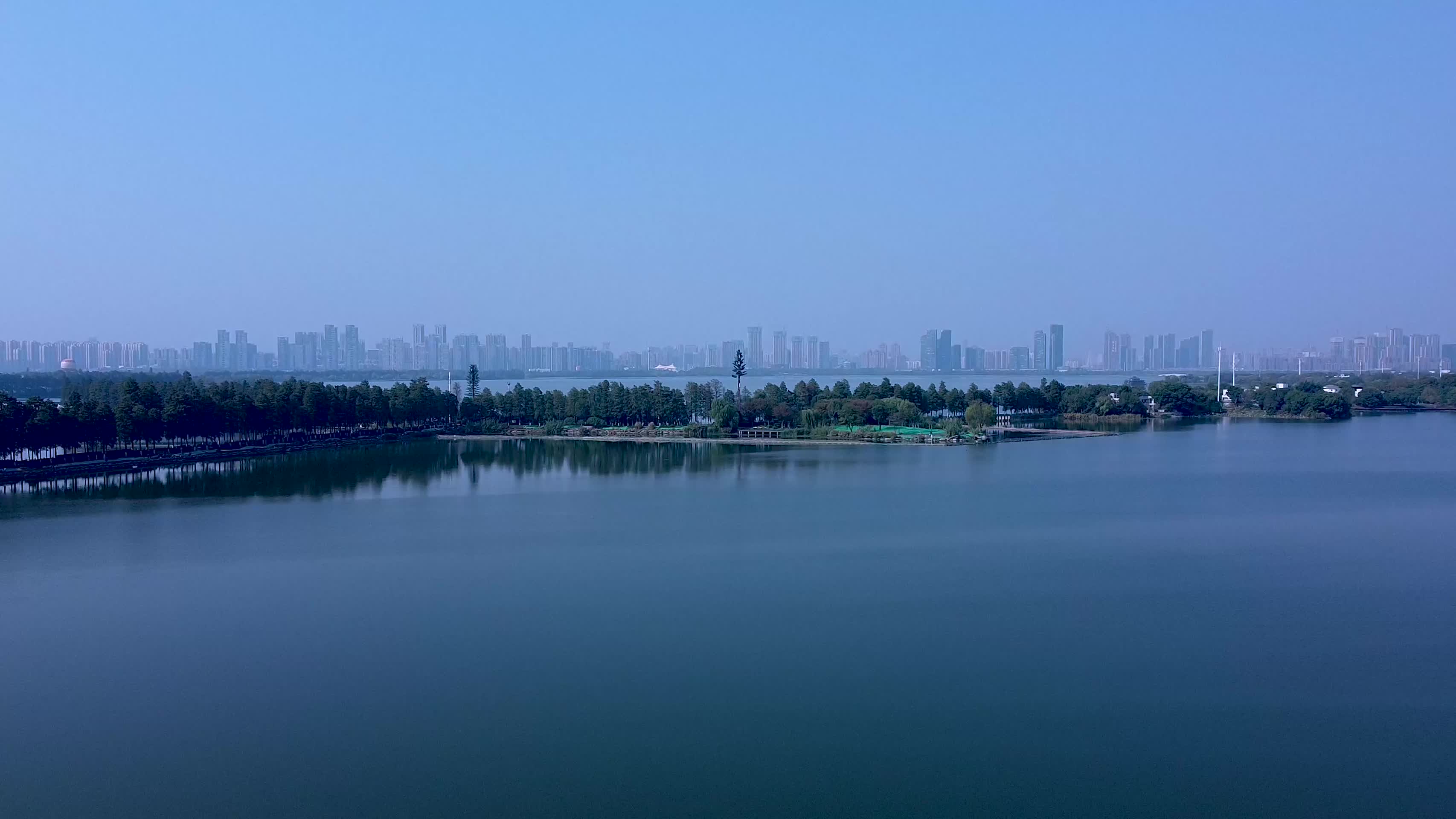 武汉东湖风景区4K航拍视频视频的预览图