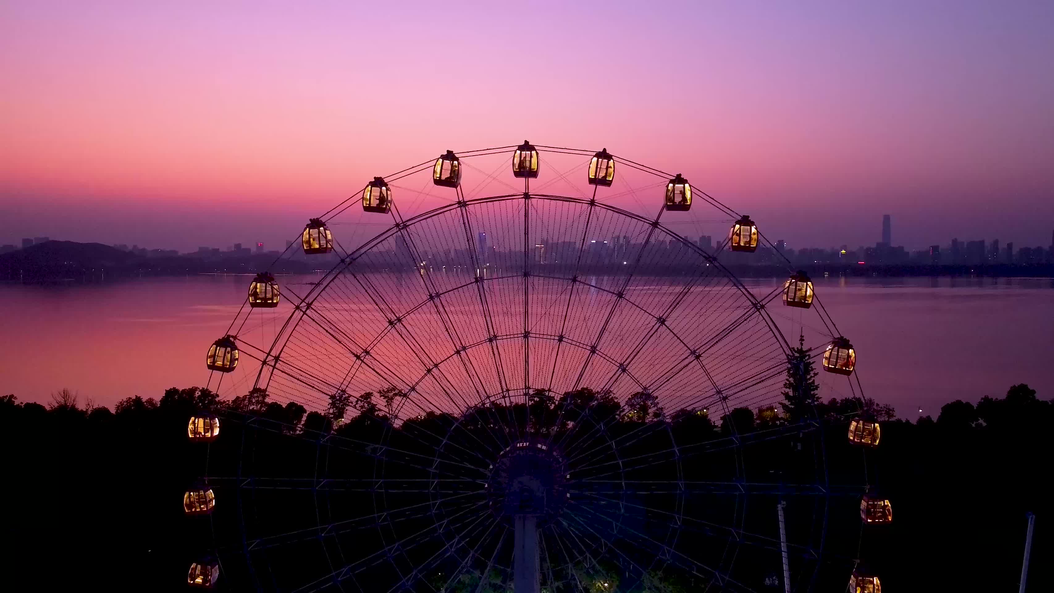 东湖欢乐丛林东湖之眼夜景4K航拍视频视频的预览图
