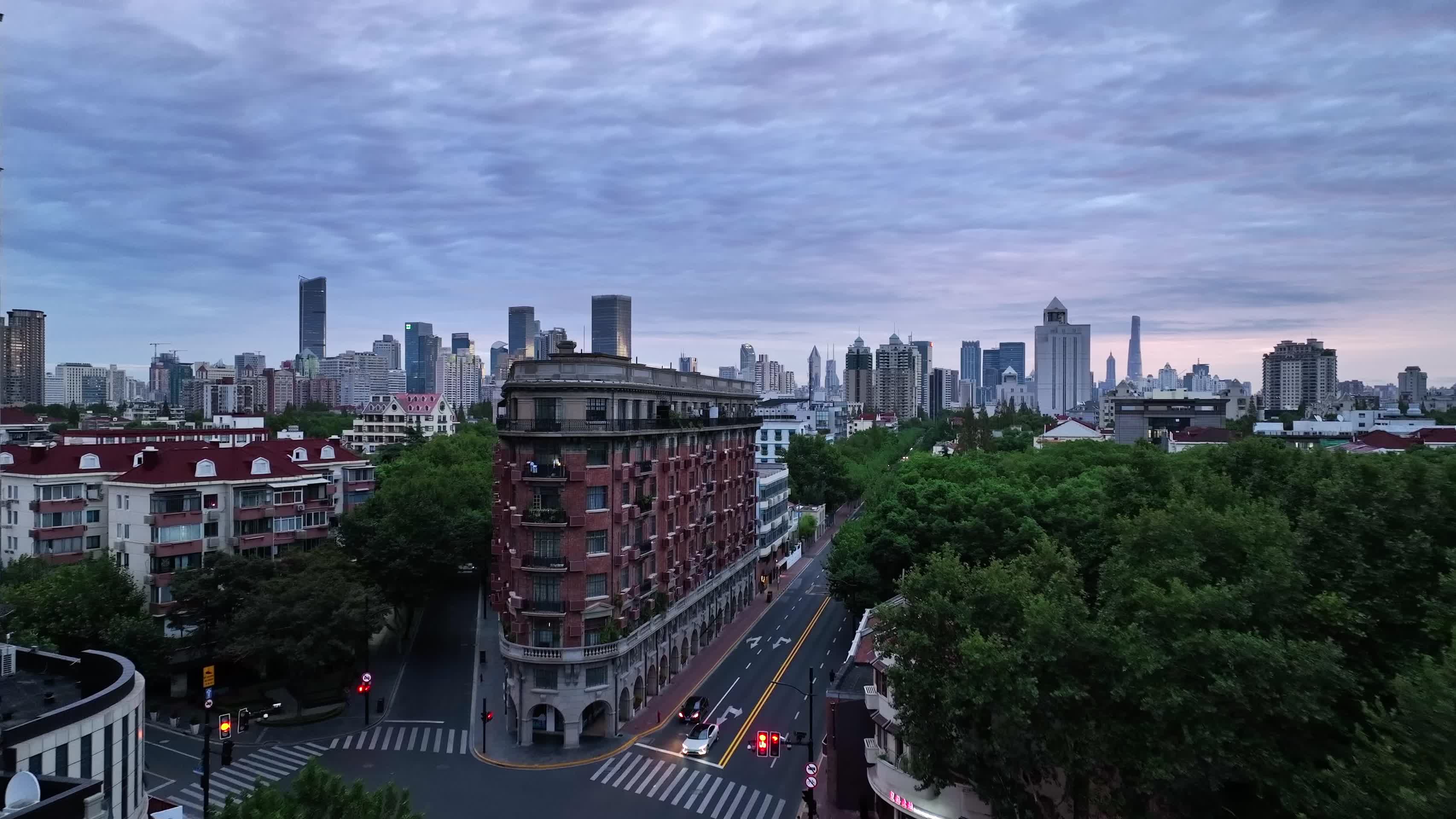 上海武康大楼日出火烧云延时视频的预览图