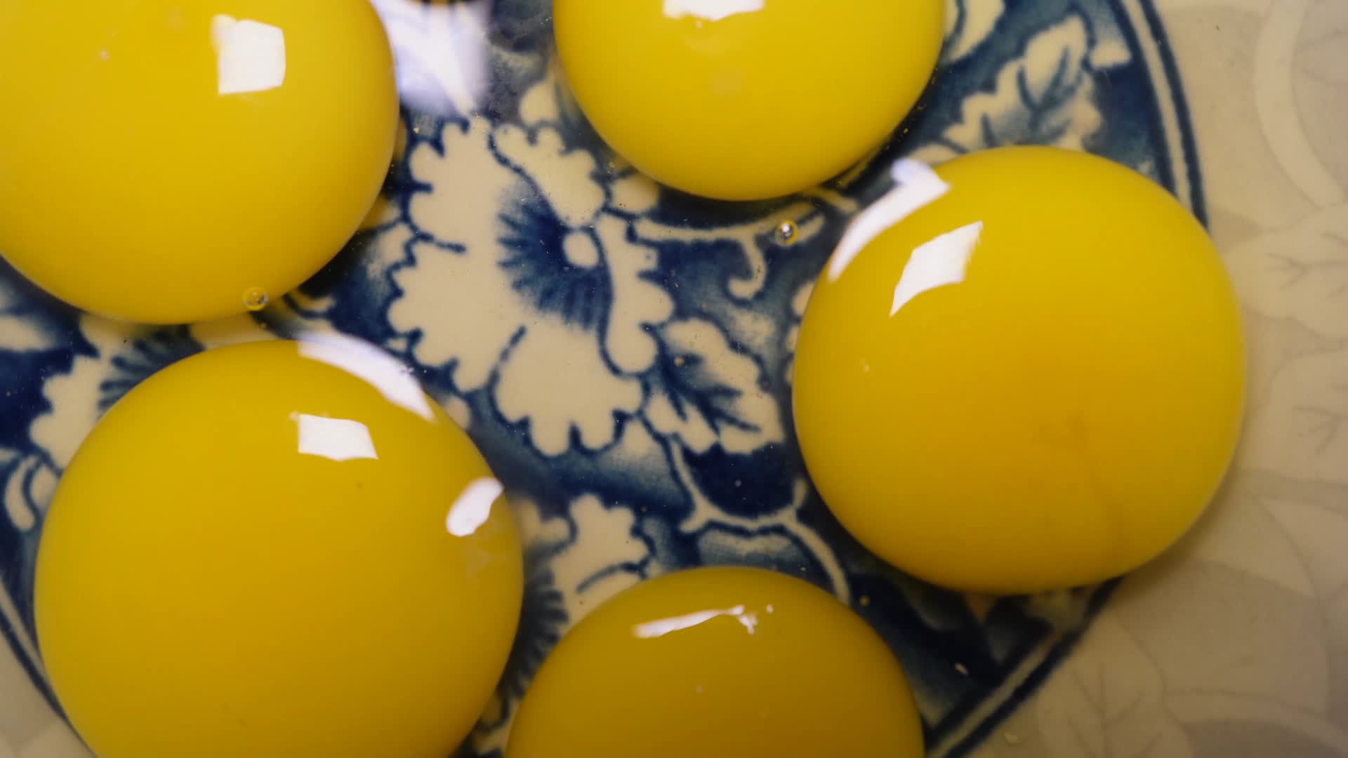 营养品鹌鹑蛋与蛋黄视频的预览图