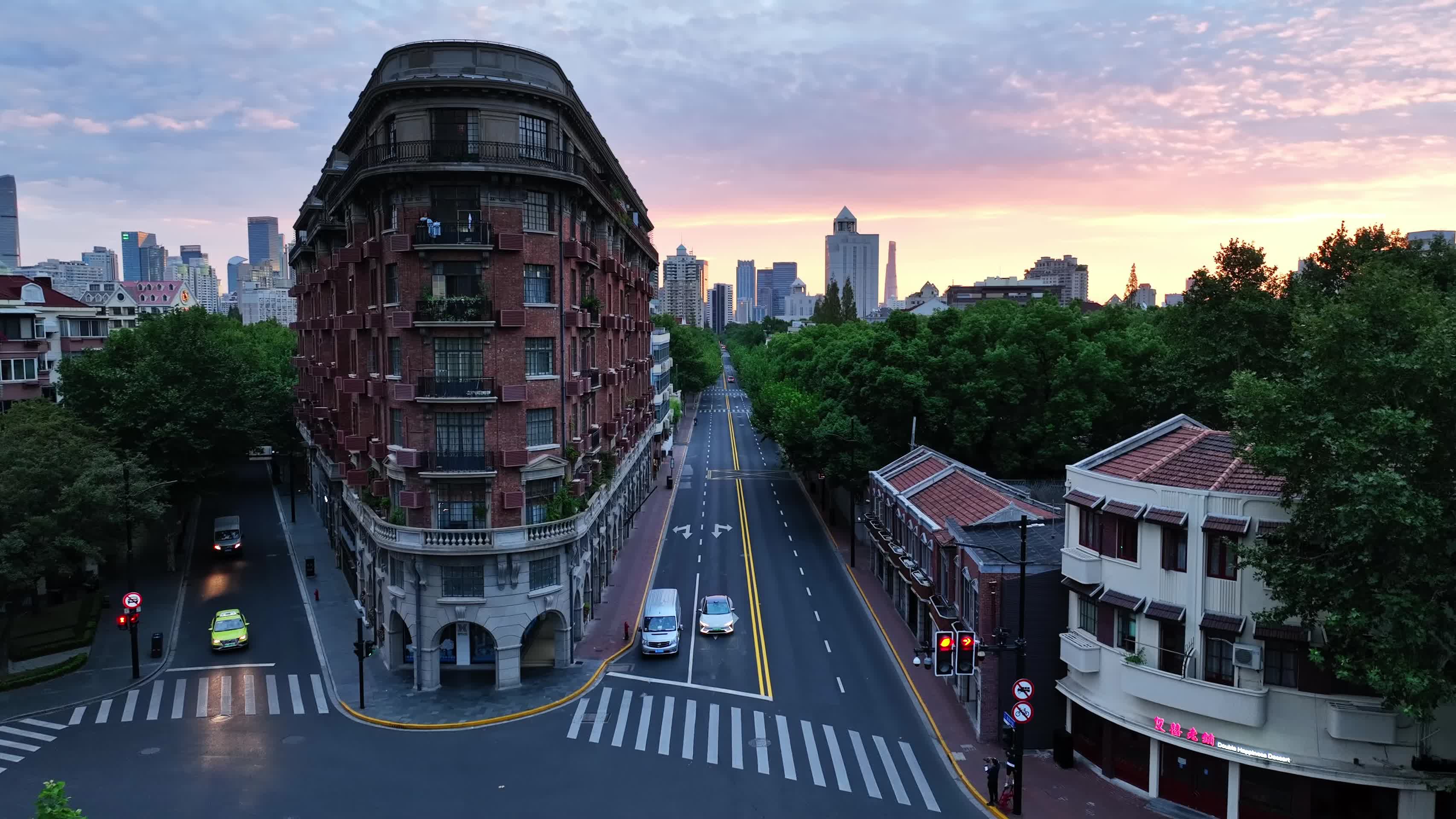 上海武康路武康大楼法式建筑地标老建筑航拍视频的预览图