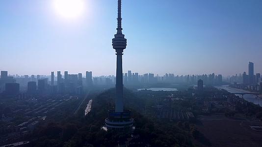 武汉地标建筑龟山电视塔4K航拍视频视频的预览图
