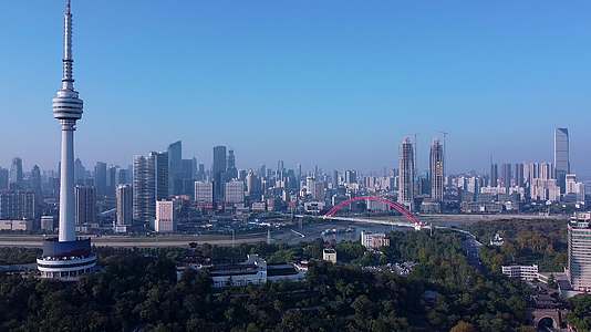 武汉地标建筑龟山电视塔4K航拍视频视频的预览图