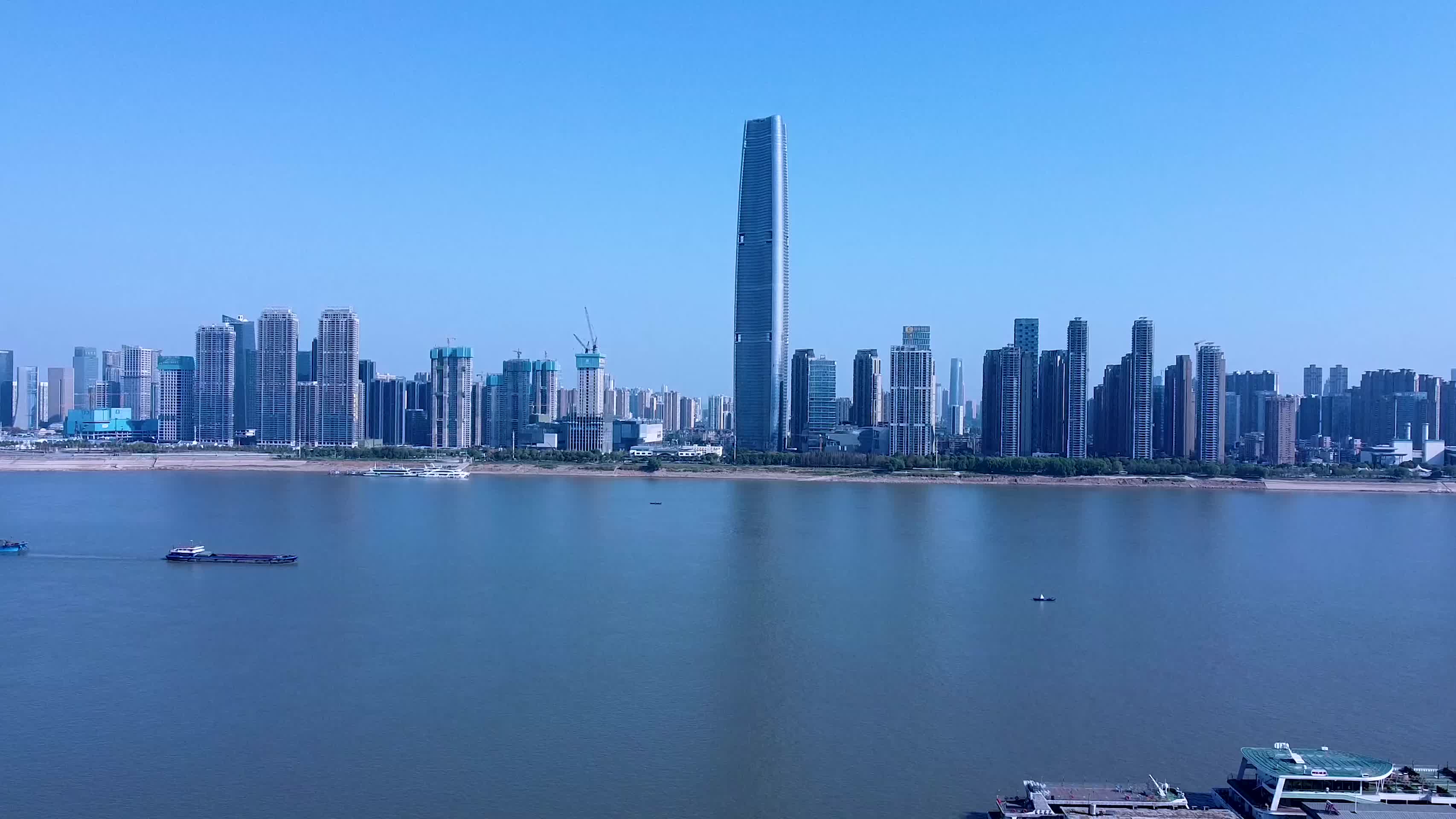 武汉汉口横渡长江博物馆4K航拍视频视频的预览图
