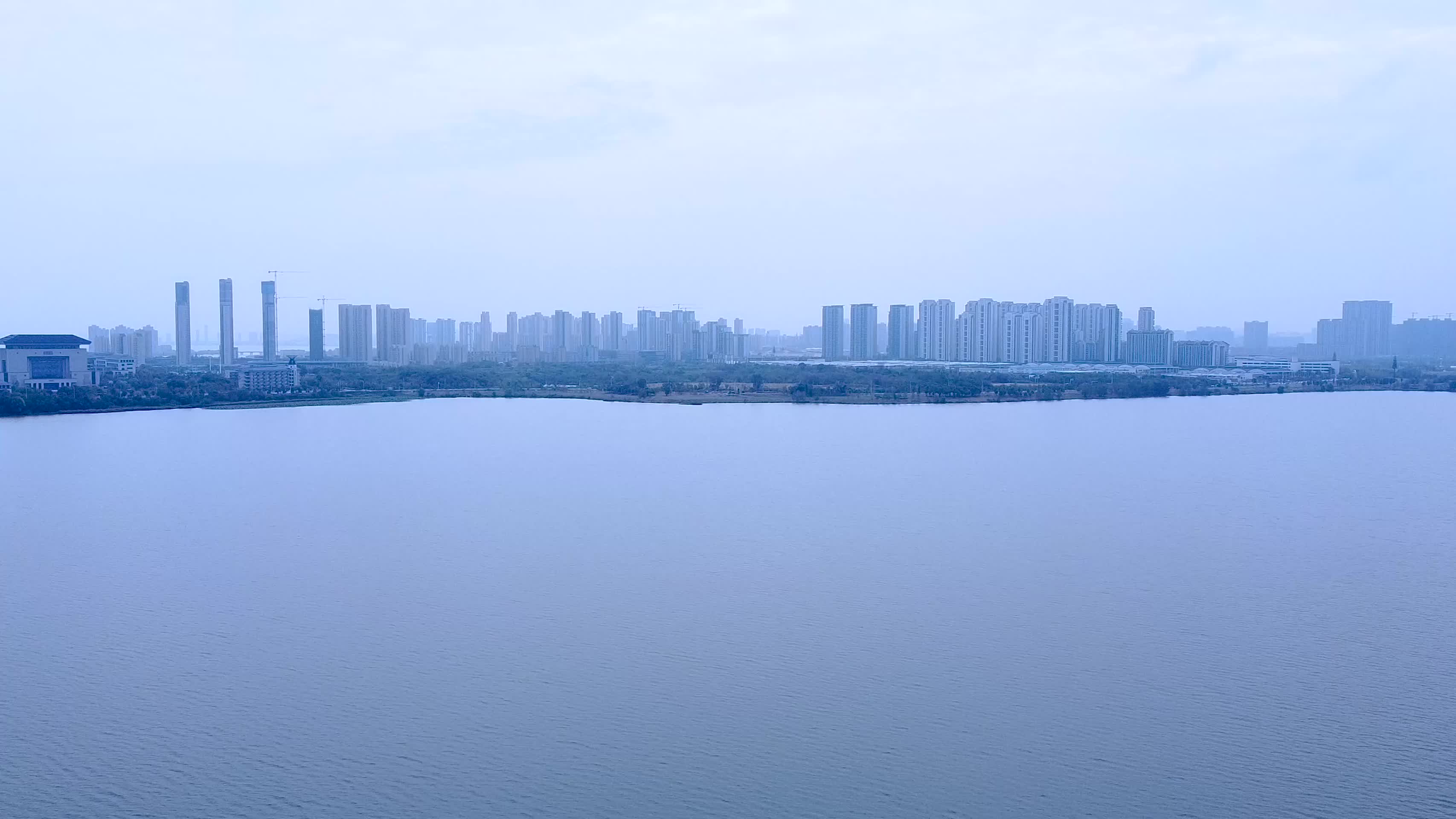 武汉洪山区黄家湖湖泊4K航拍视频视频的预览图