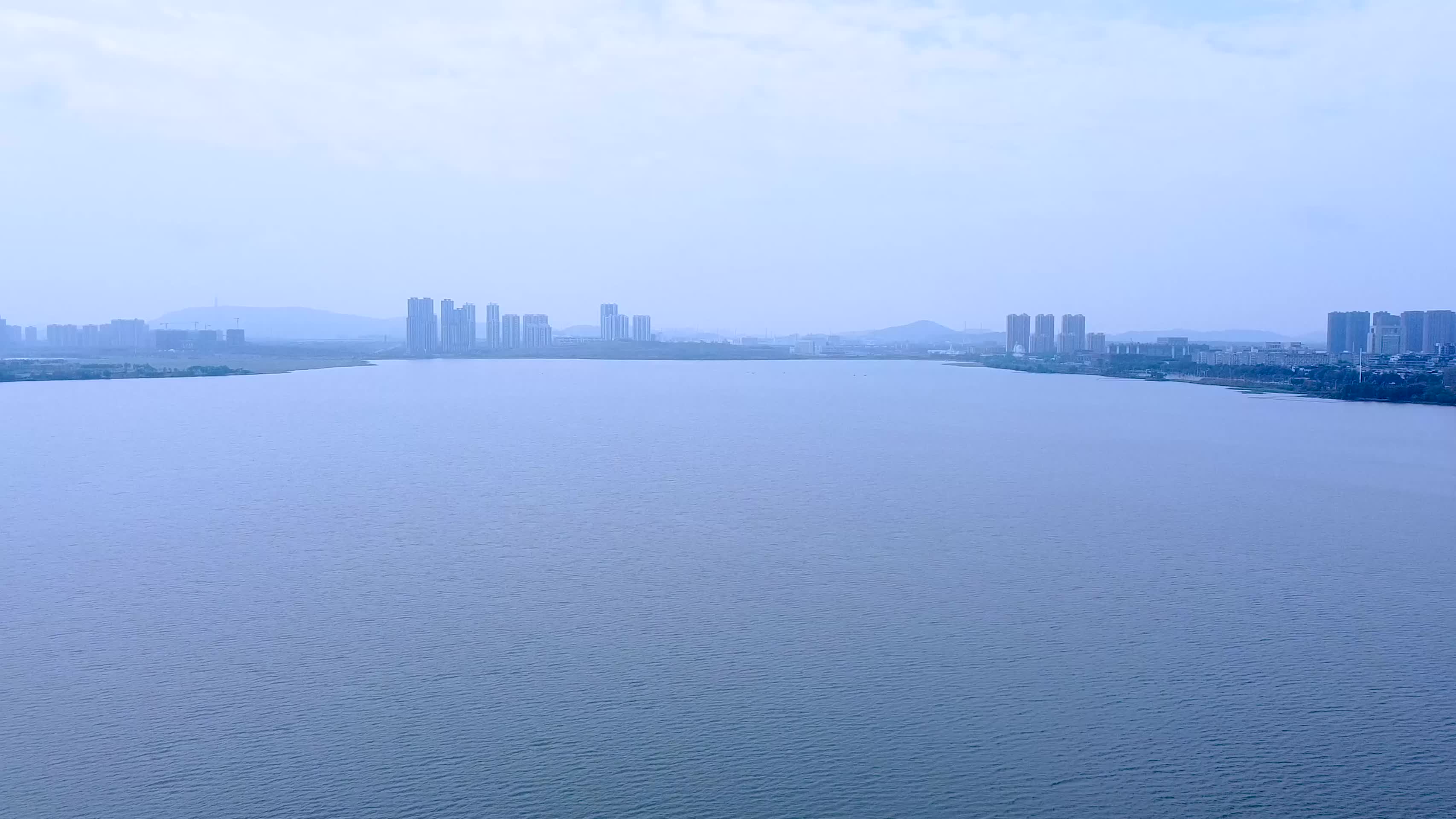 武汉洪山区黄家湖湖泊4K航拍视频视频的预览图