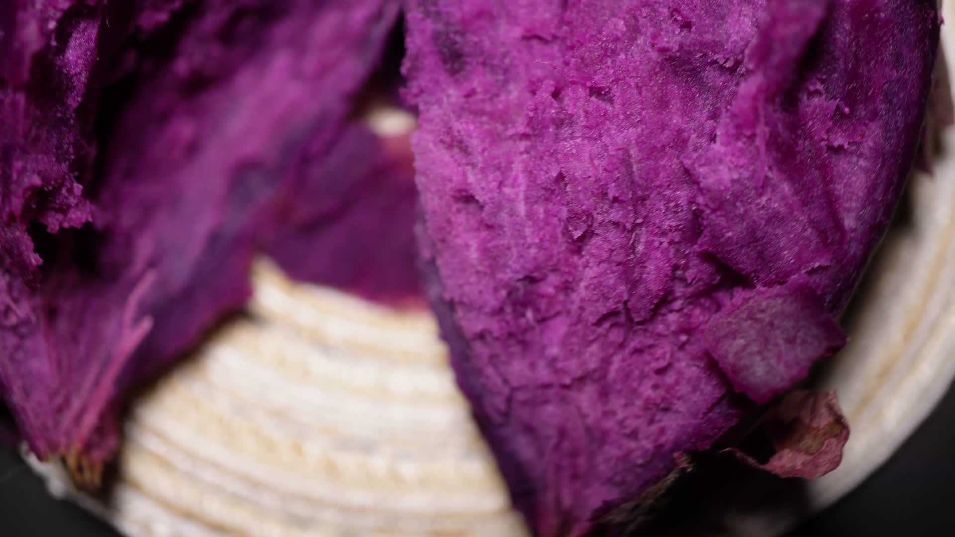 蒸熟的紫薯粗粮代餐主食视频的预览图