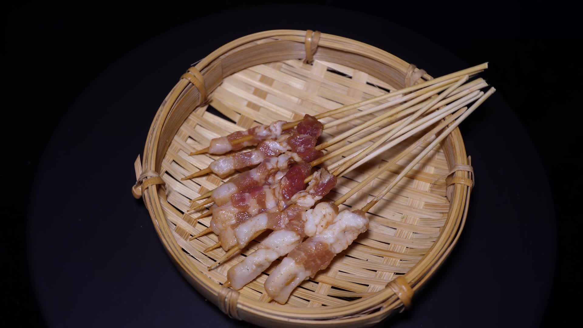 猪五花肉串小串肉串钵钵鸡炸串烤串美食视频的预览图