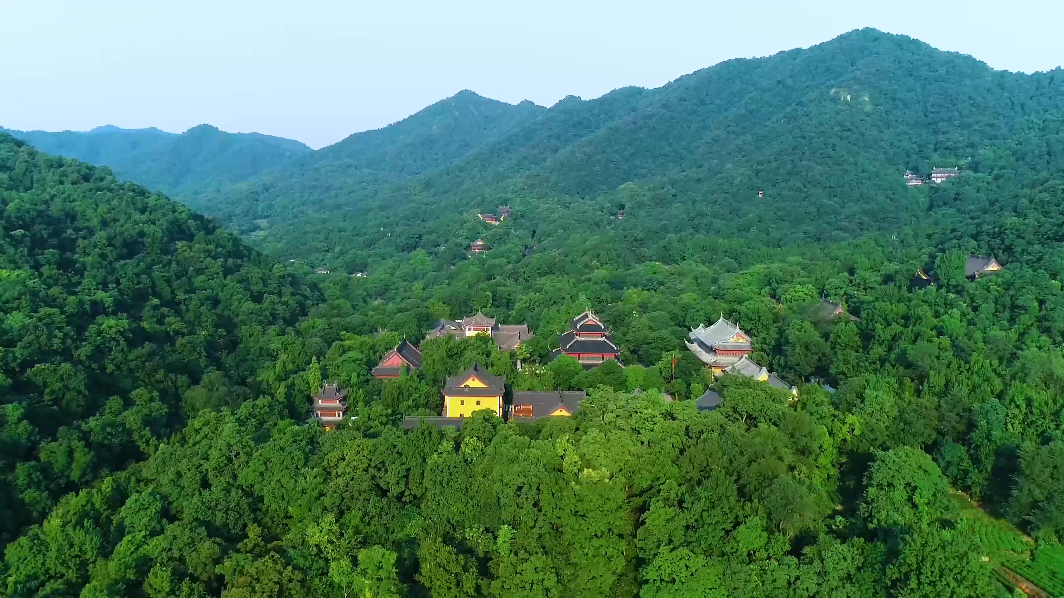 杭州飞来峰景区灵隐寺4K航拍视频视频的预览图