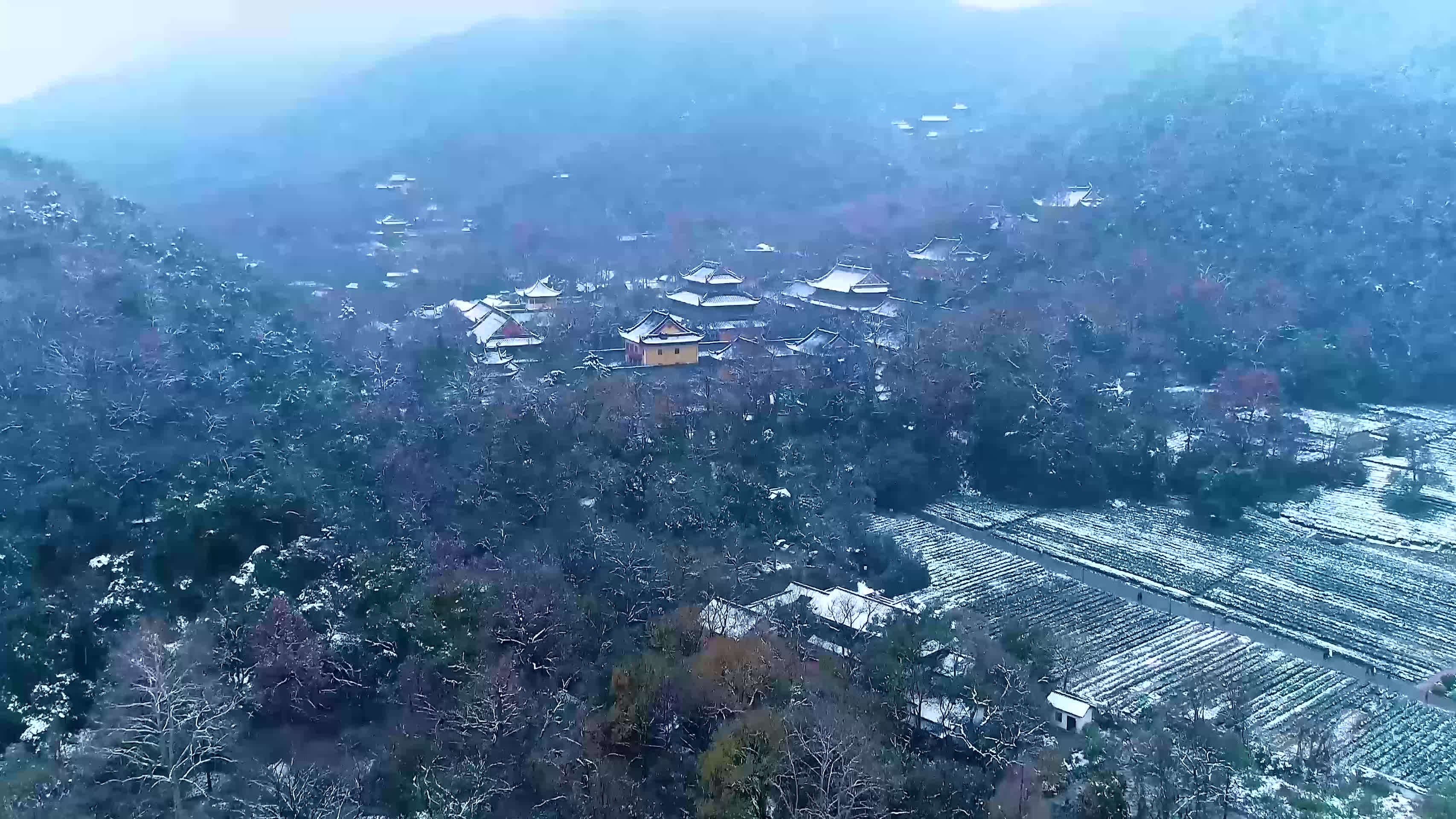 杭州飞来峰景区灵隐寺雪景4K航拍视频视频的预览图