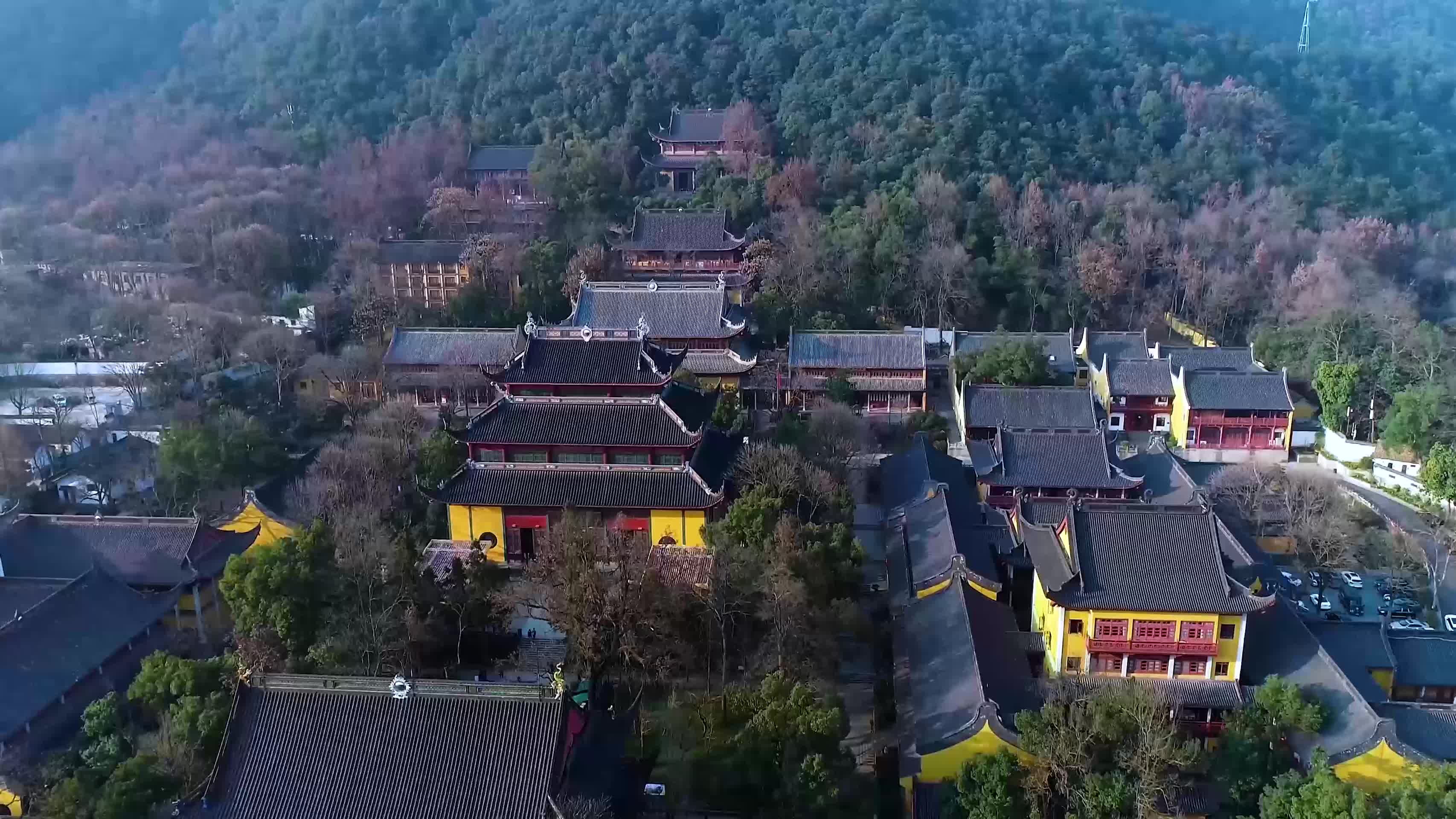 杭州飞来峰景区灵隐寺4K航拍视频视频的预览图