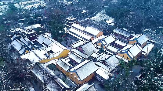 杭州飞来峰景区灵隐寺雪景4K航拍视频视频的预览图