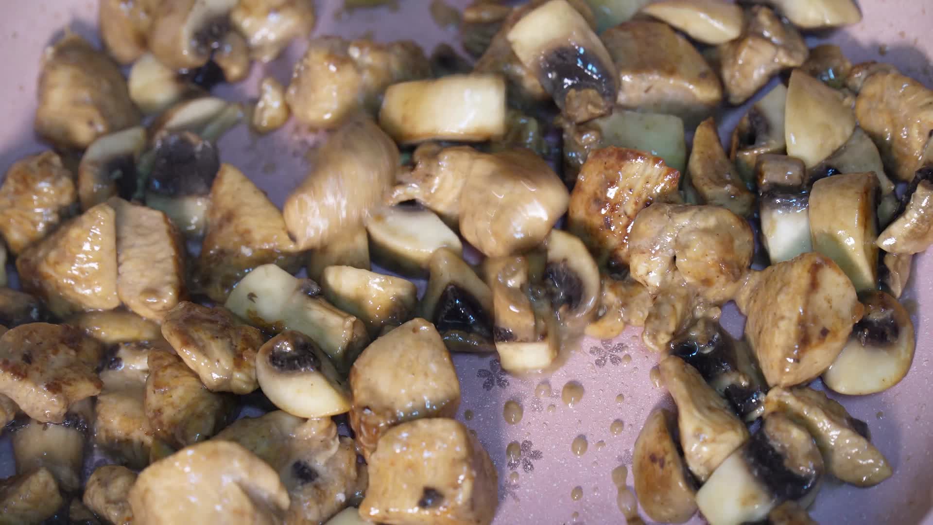 做饭平底锅炒制口蘑鸡胸肉视频的预览图