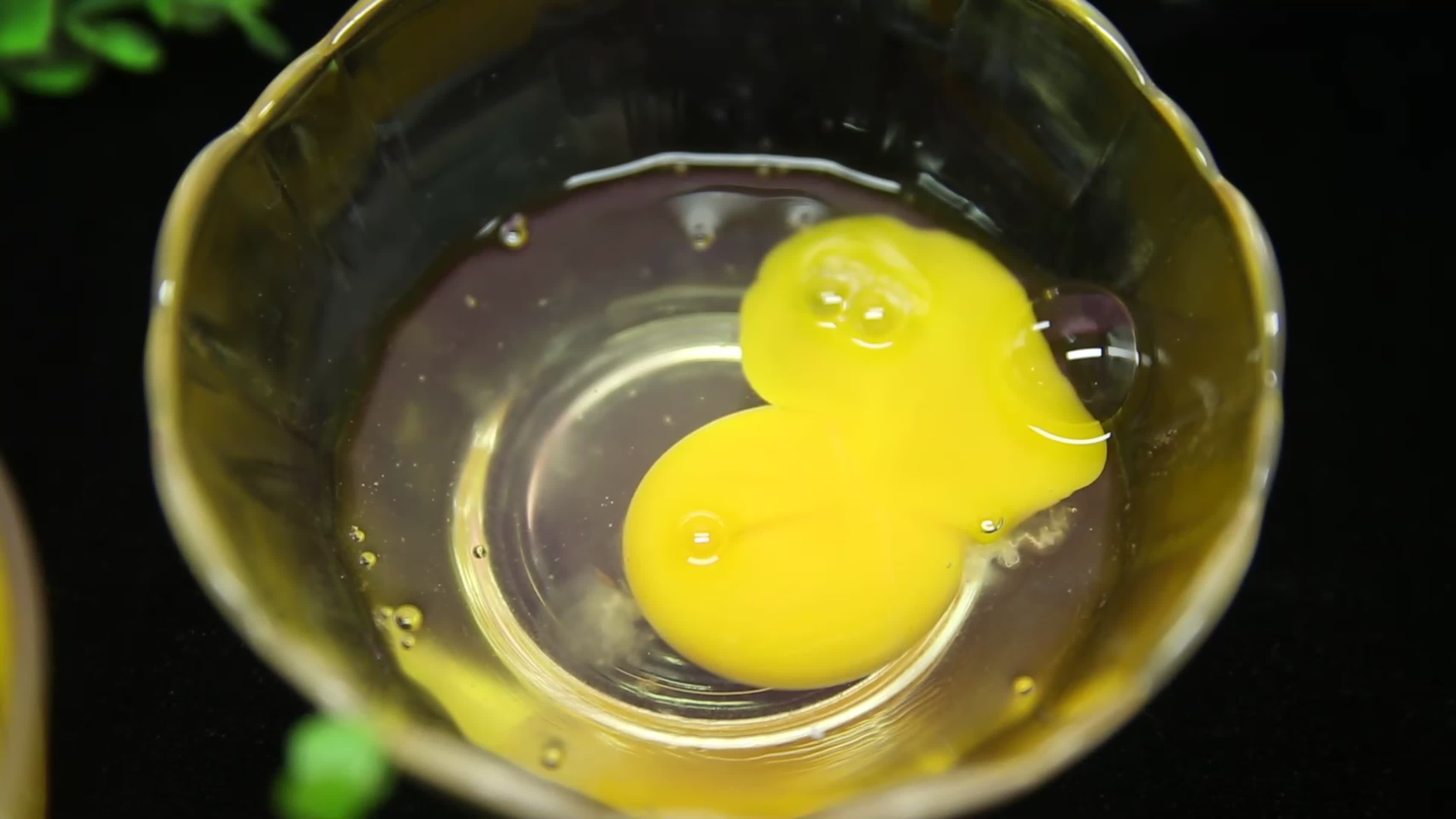 玻璃碗磕鸡蛋视频的预览图