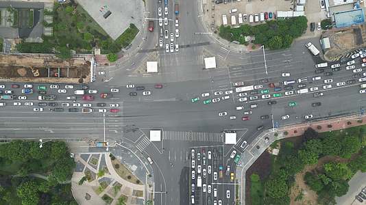 航拍城市拥堵交通车辆行驶视频的预览图