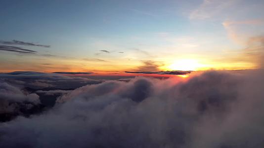 云海日出风光航拍视频视频的预览图
