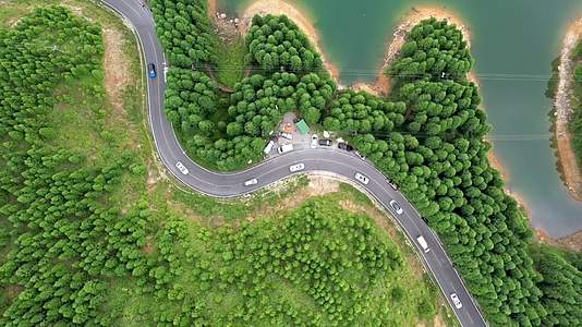 广西桂林全州天湖水库车队航拍视频视频的预览图