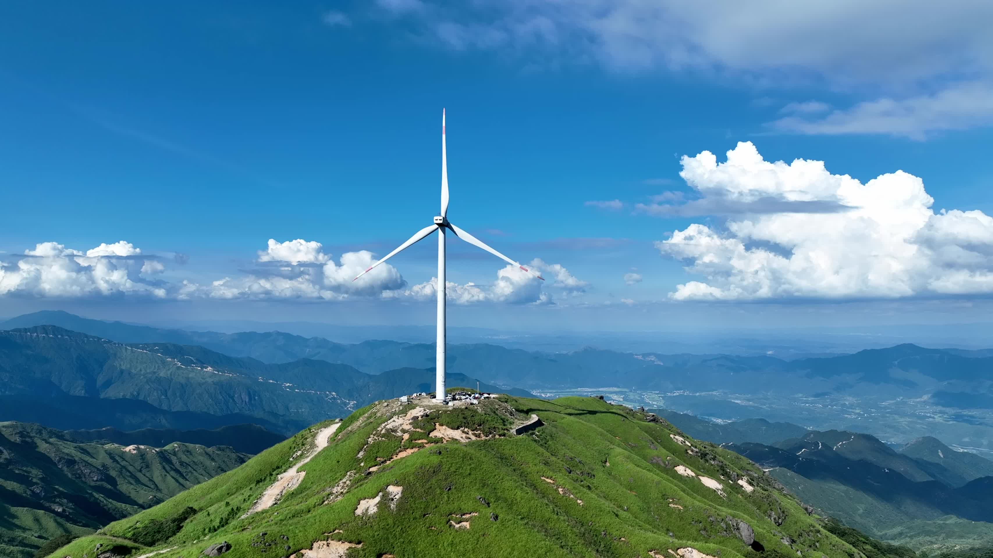 广西桂林全州天湖水库风力发电风光4k航拍视频视频的预览图