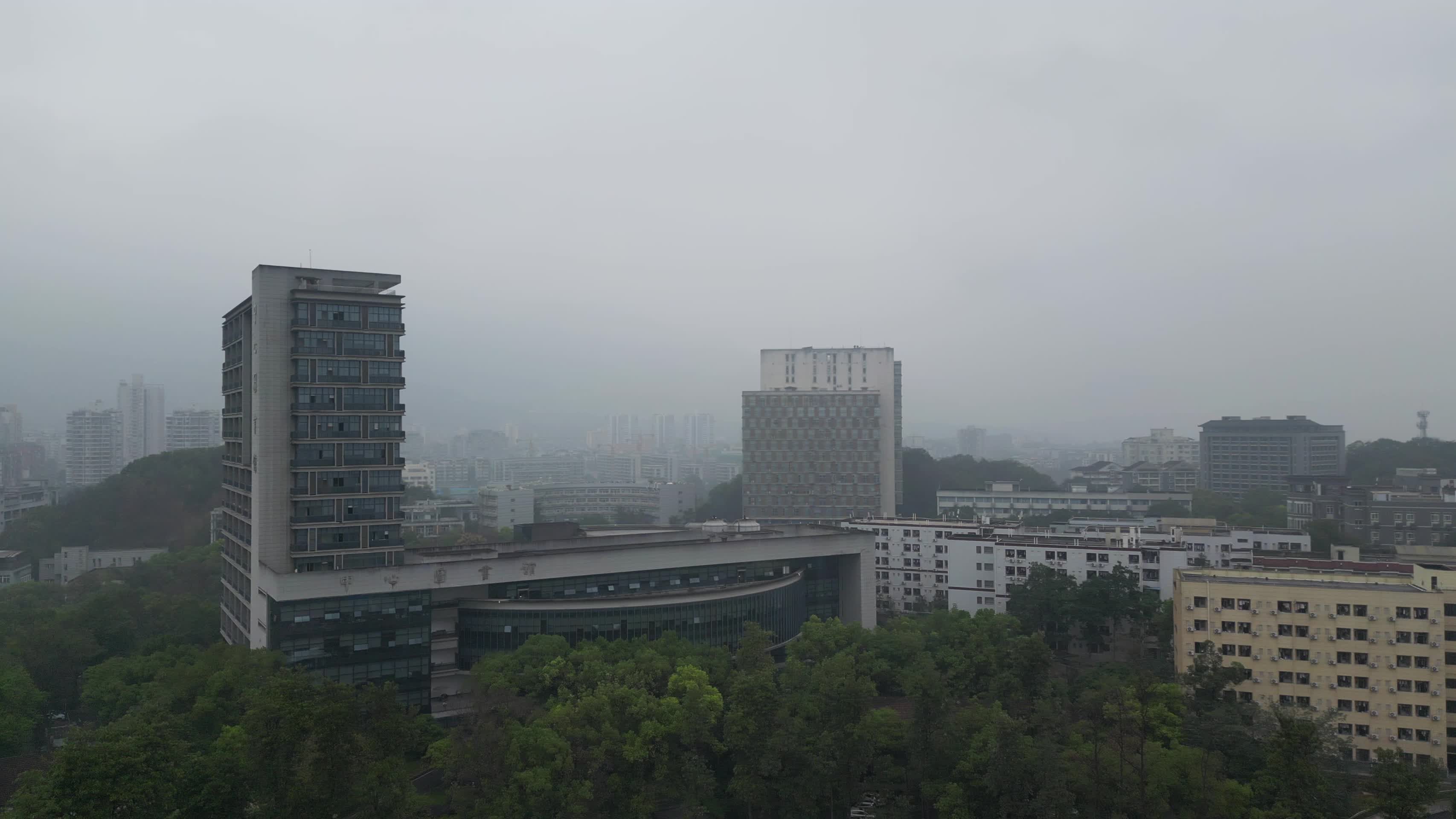 阴天重庆西南大学中心图书馆航拍视频的预览图