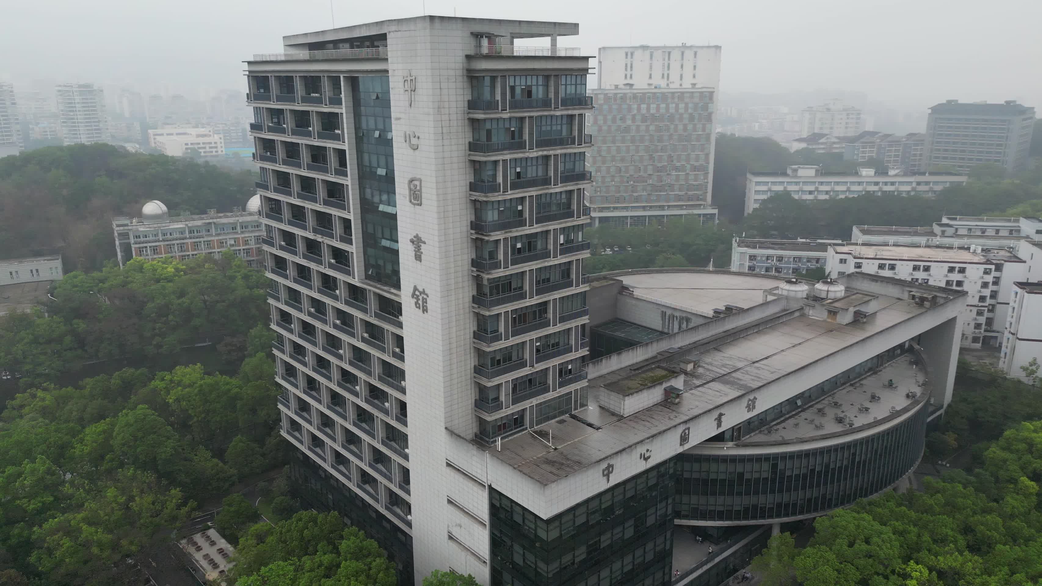 阴天重庆西南大学中心图书馆航拍视频的预览图