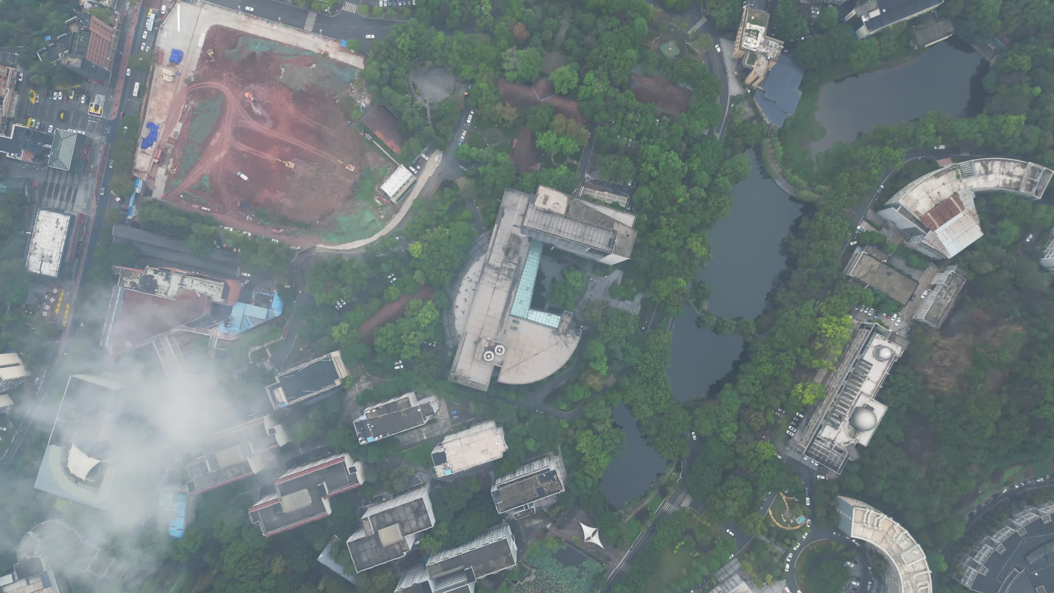 阴雨天气重庆西南大学高视角俯瞰校园航拍视频的预览图