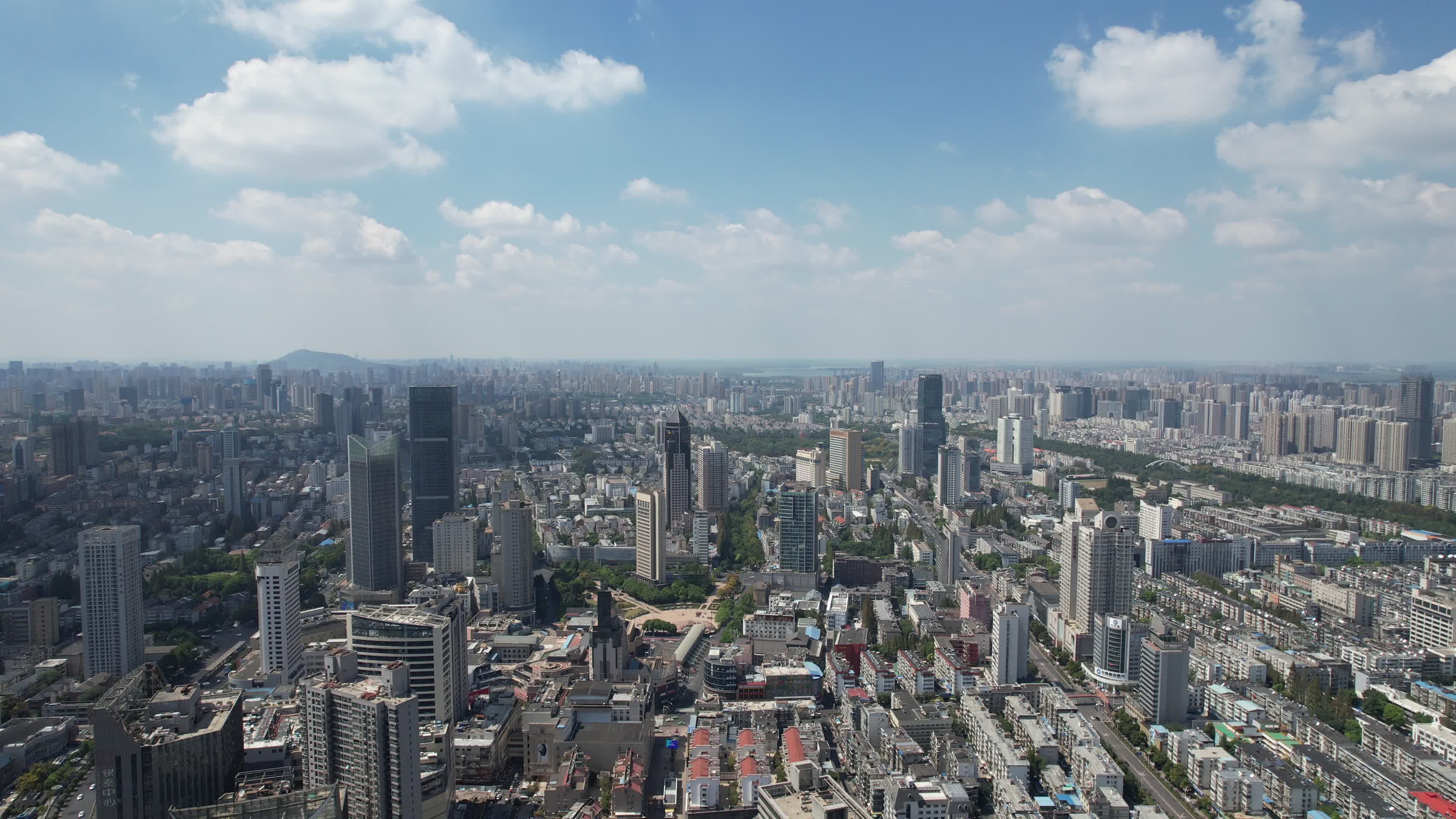 安徽合肥城市天际线蓝天白云视频的预览图