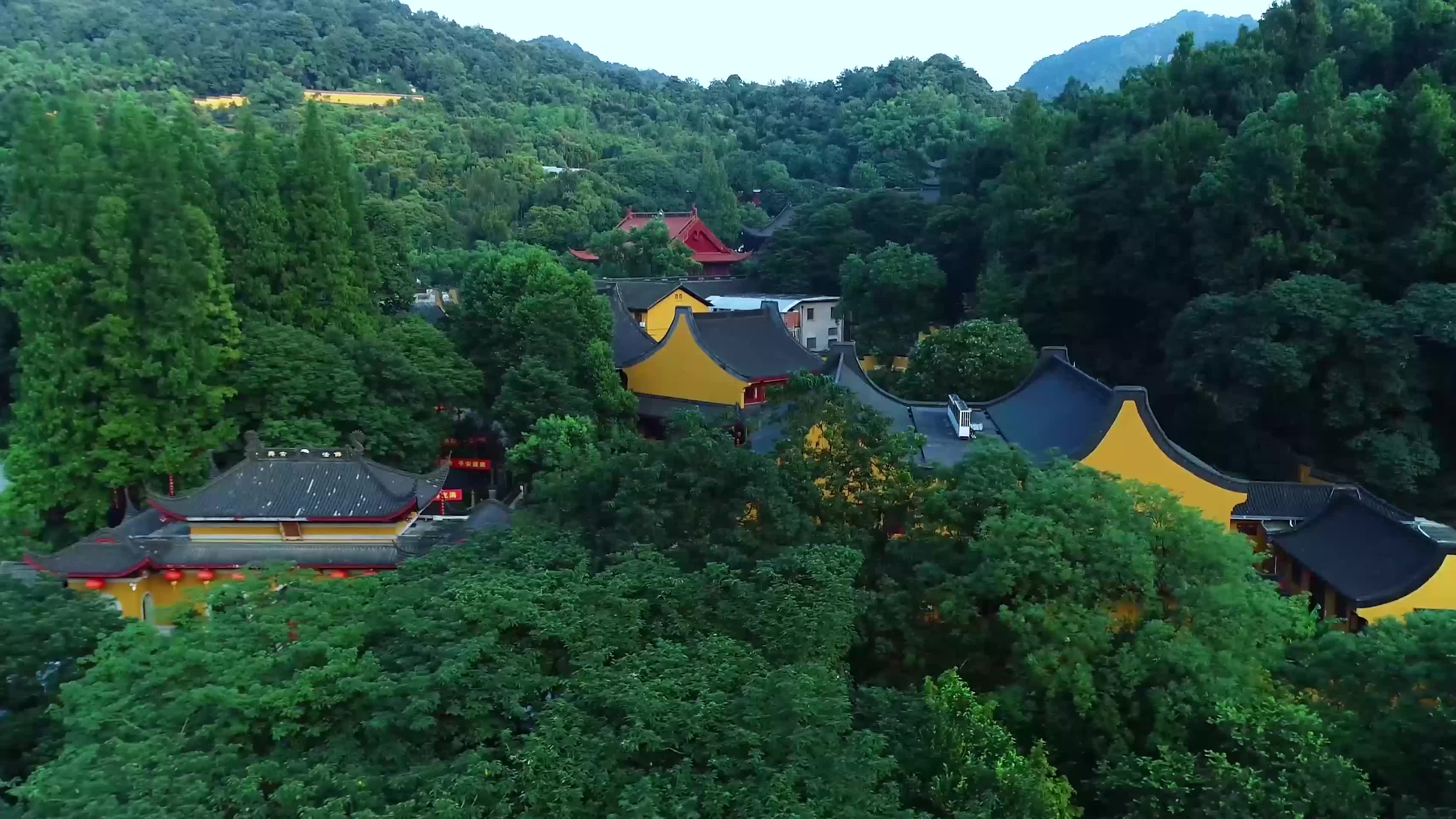 杭州飞来峰上天竺法喜寺4K航拍视频视频的预览图