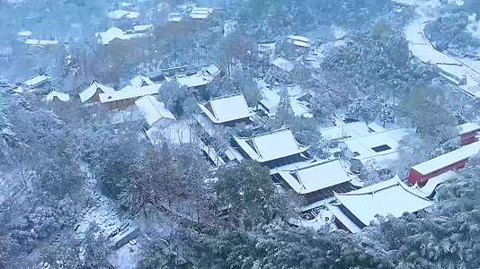 杭州飞来峰上天竺法喜寺雪景4K航拍视频视频的预览图
