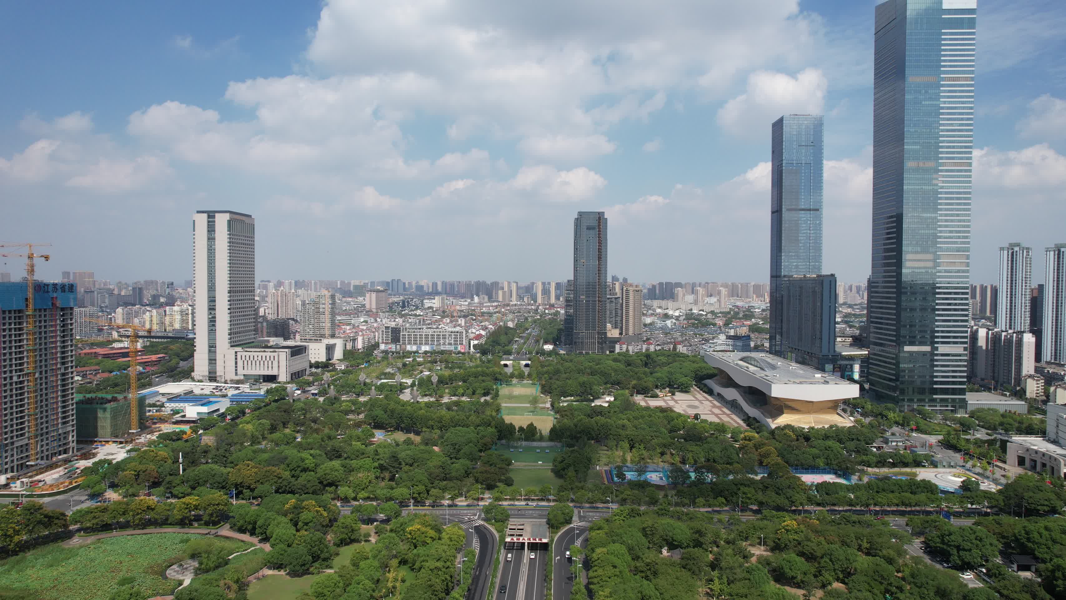江苏无锡太湖广场国金中心航拍视频的预览图